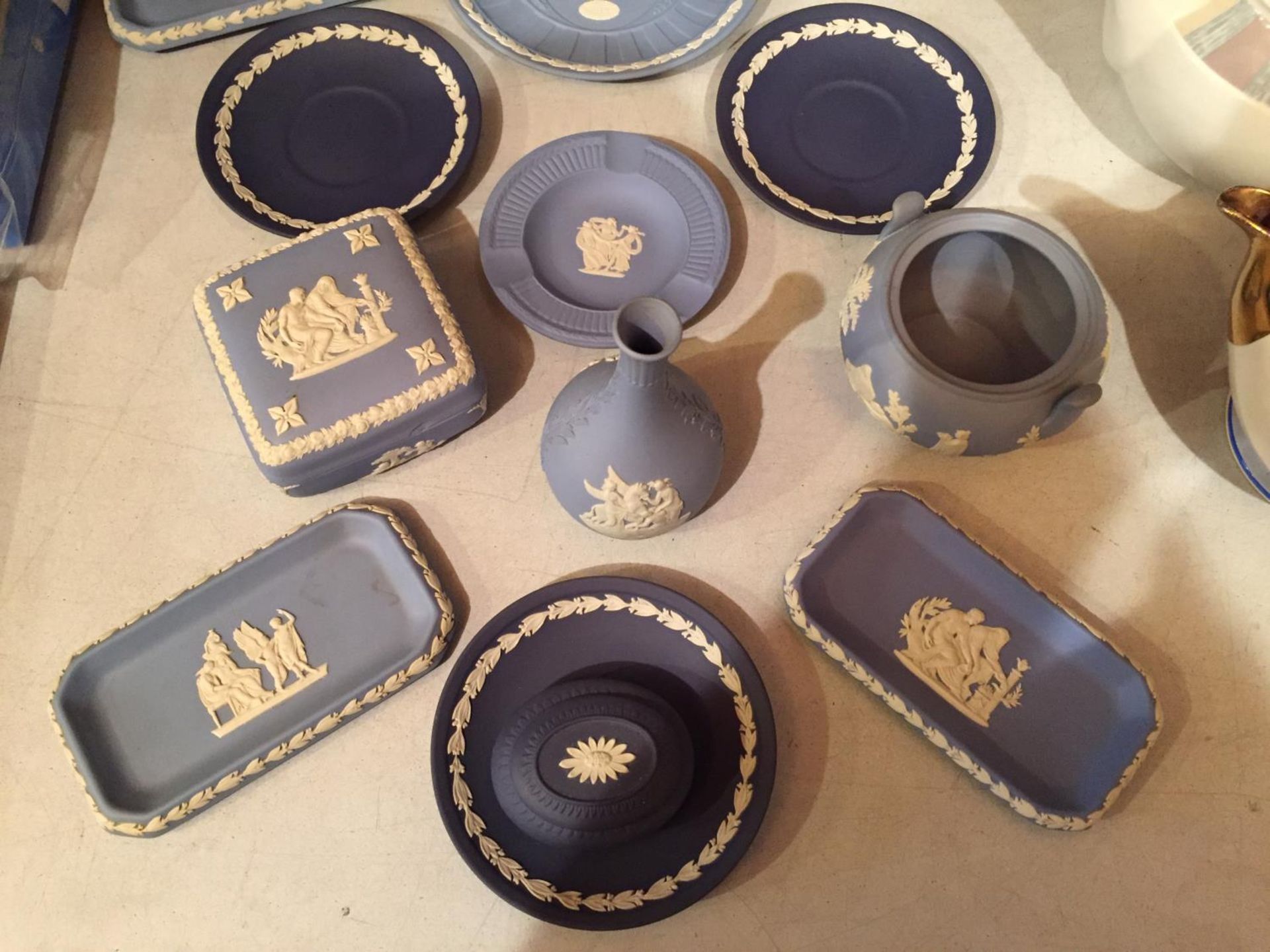A COLLECTION OF JASPERWARE TO INCLUDE TRINKET DISHES AND BUD VASES - Image 2 of 4