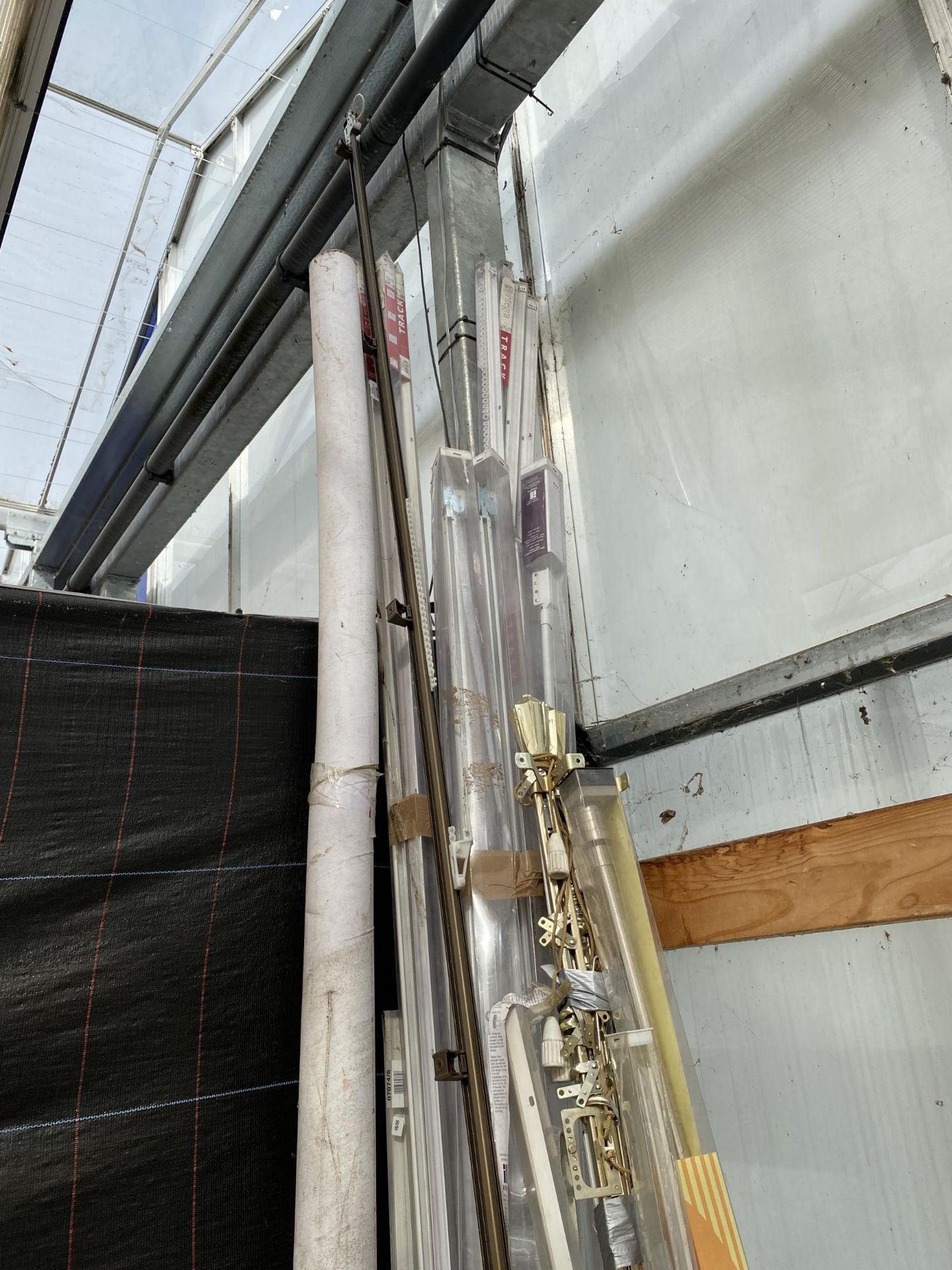 A LARGE ASSORTMENT OF CURTAIN POLES AND RAILS - Image 4 of 4