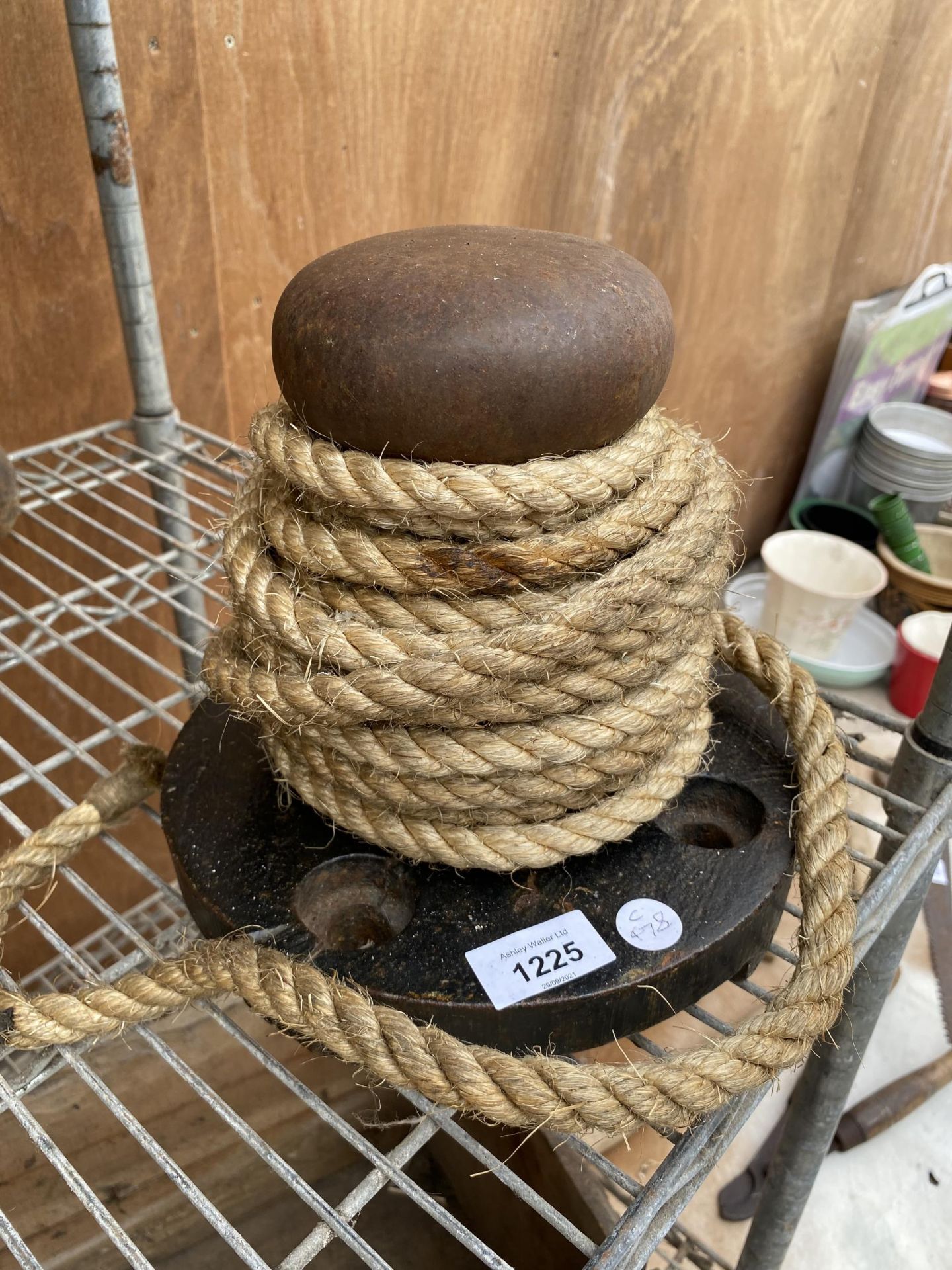 A VINTAGE BOAT CAPSTAN WITH ROPE - Image 2 of 4