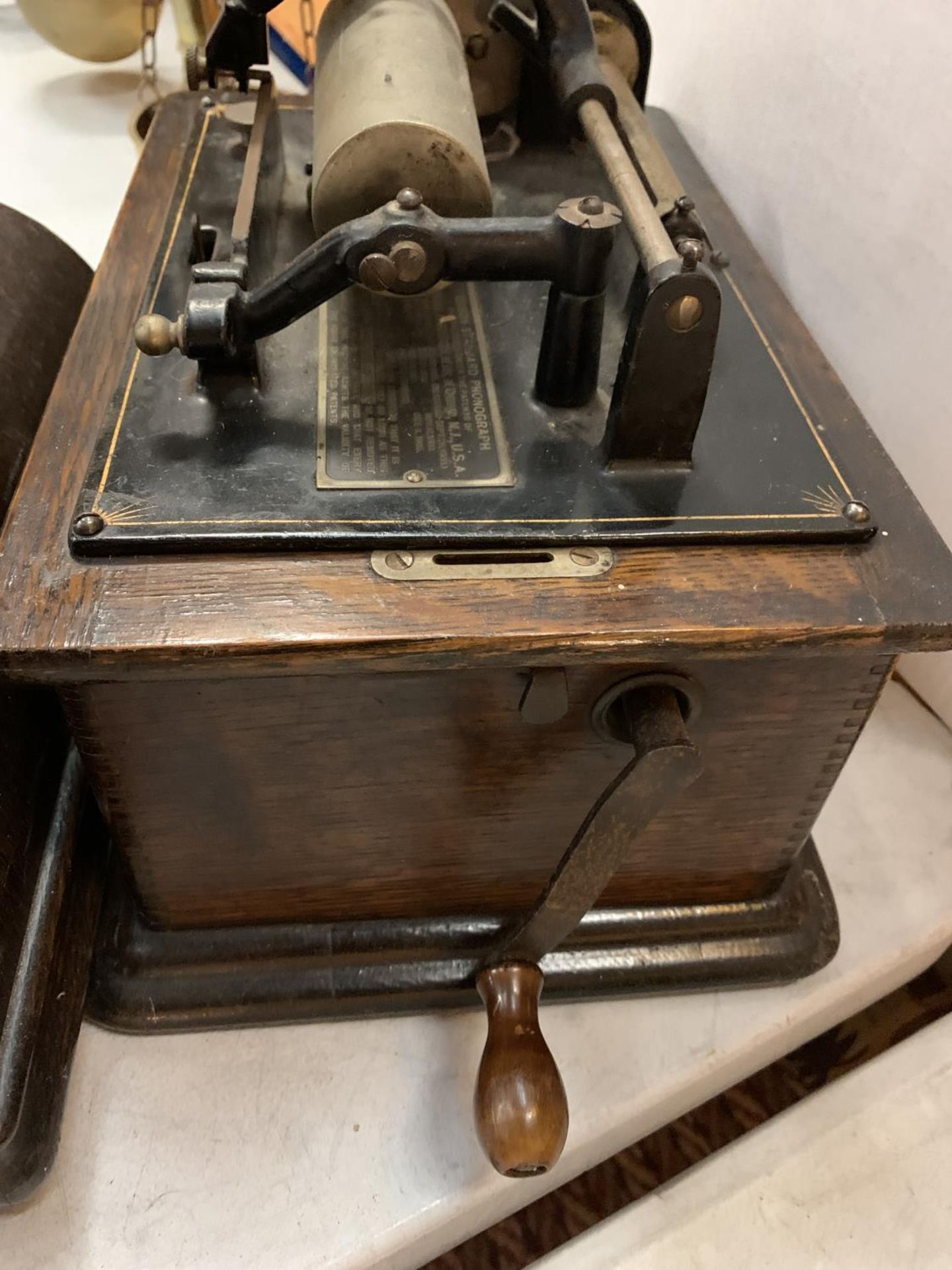 A THOMAS EDISON PHONOGRAPH WITH OAK CASE AND FOUR PHONOGRAPH CYLINDER CASES - Image 5 of 8