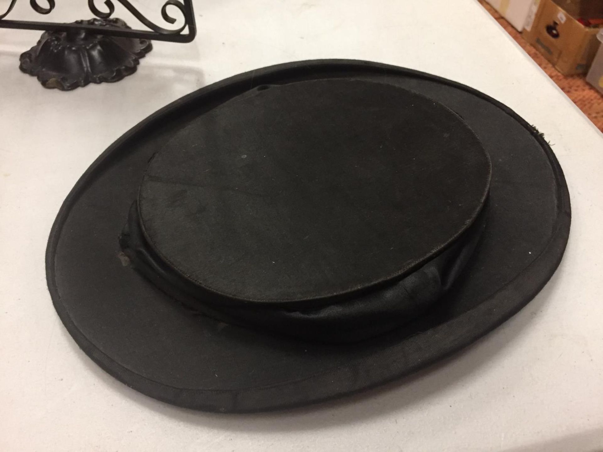 A VINTAGE FRENCH OPERA COLLAPSIBLE SATIN TOP HAT - Image 2 of 3