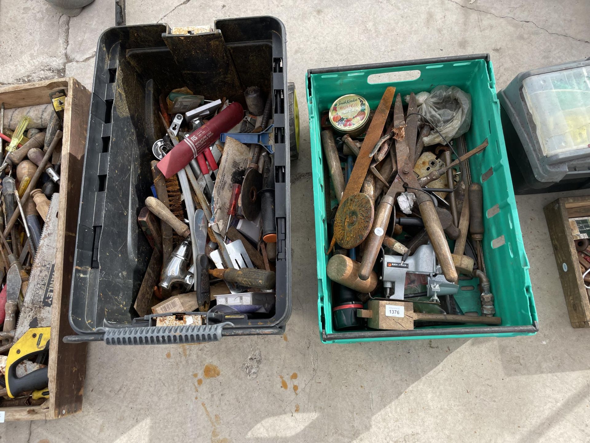 AN ASSORTMENT OF TOOLS TO INCLUDE SHEARS, HAMMERS AND A MORTISE GAUGE ETC