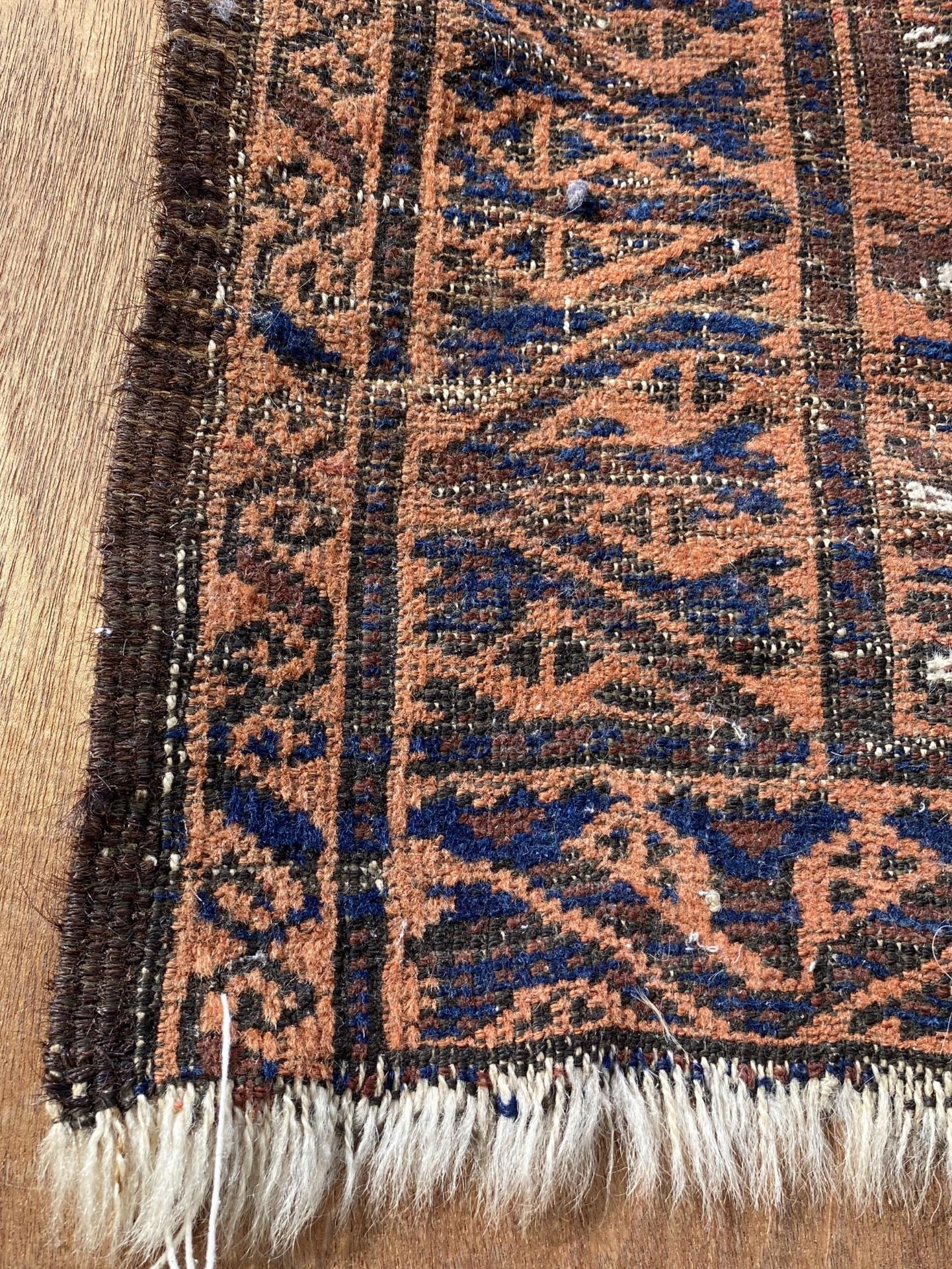 AN ORANAGE AND BLUE PATTERNED RUG - Image 2 of 2