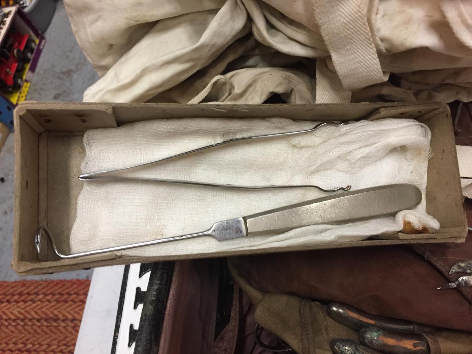 A VINTAGE MEDICAL CASE CONTAINING A LARGE QUANTITY OF OPERATING INSTRUMENTS ETC - Image 4 of 7