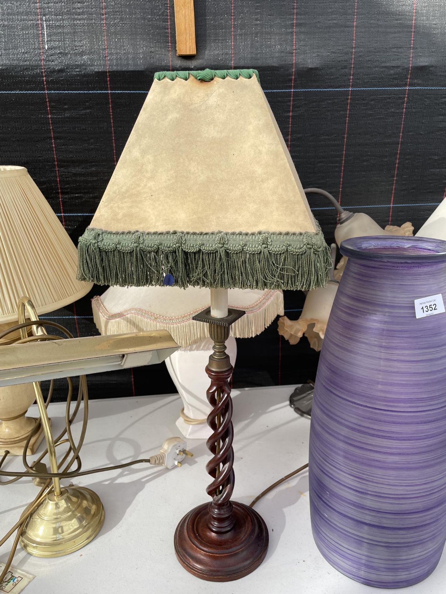AN ASSORTMENT OF TABLE LAMPS AND A GLASS VASE - Image 3 of 4