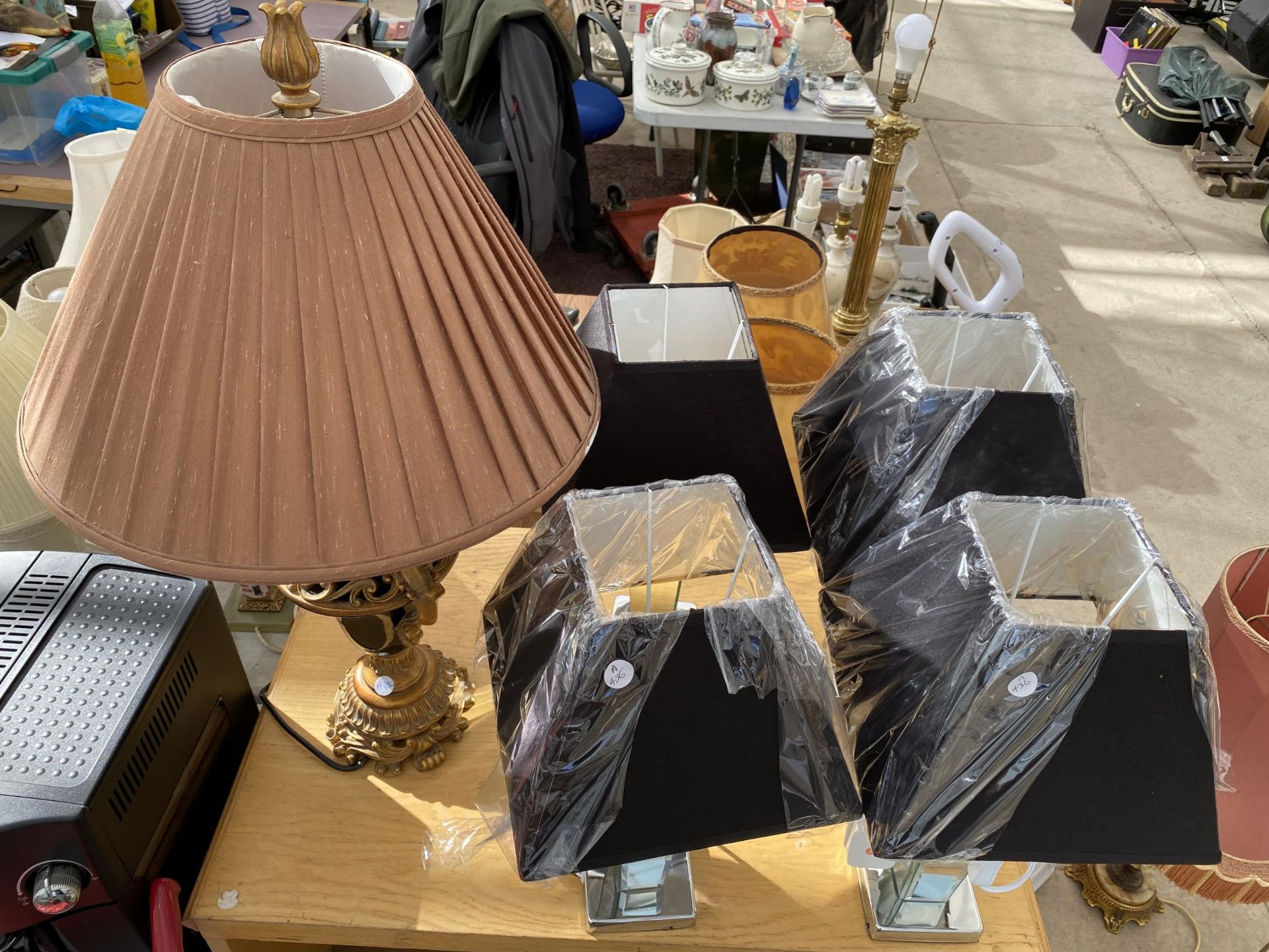 FIVE VARIOUS TABLE LAMPS TO INCLUDE FOUR MATCHING AND ONE NOT - Image 4 of 4