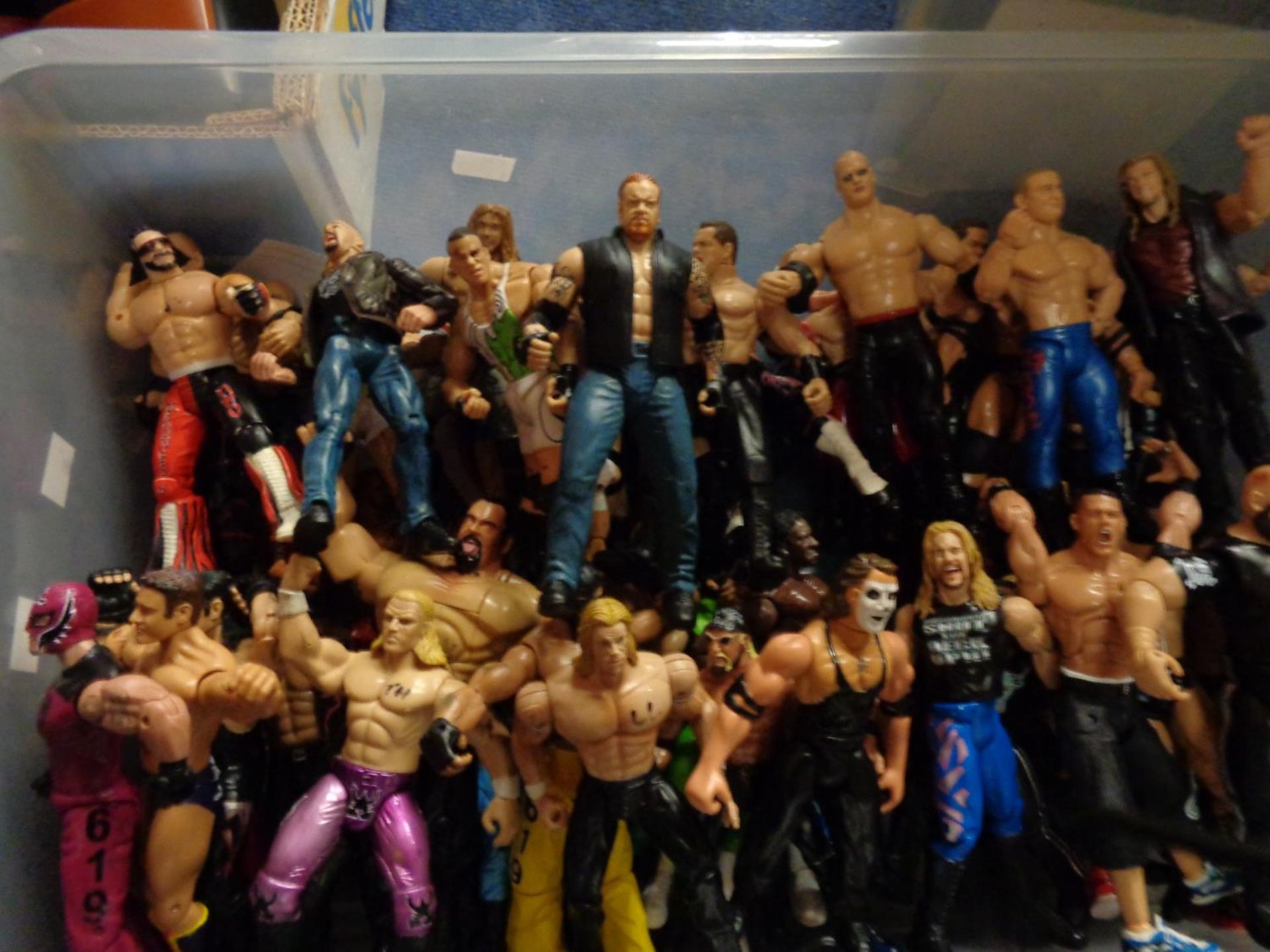 A WWF WRESTLING RING AND A LARGE AMOUNT OF WWF FIGURINES - Image 3 of 4