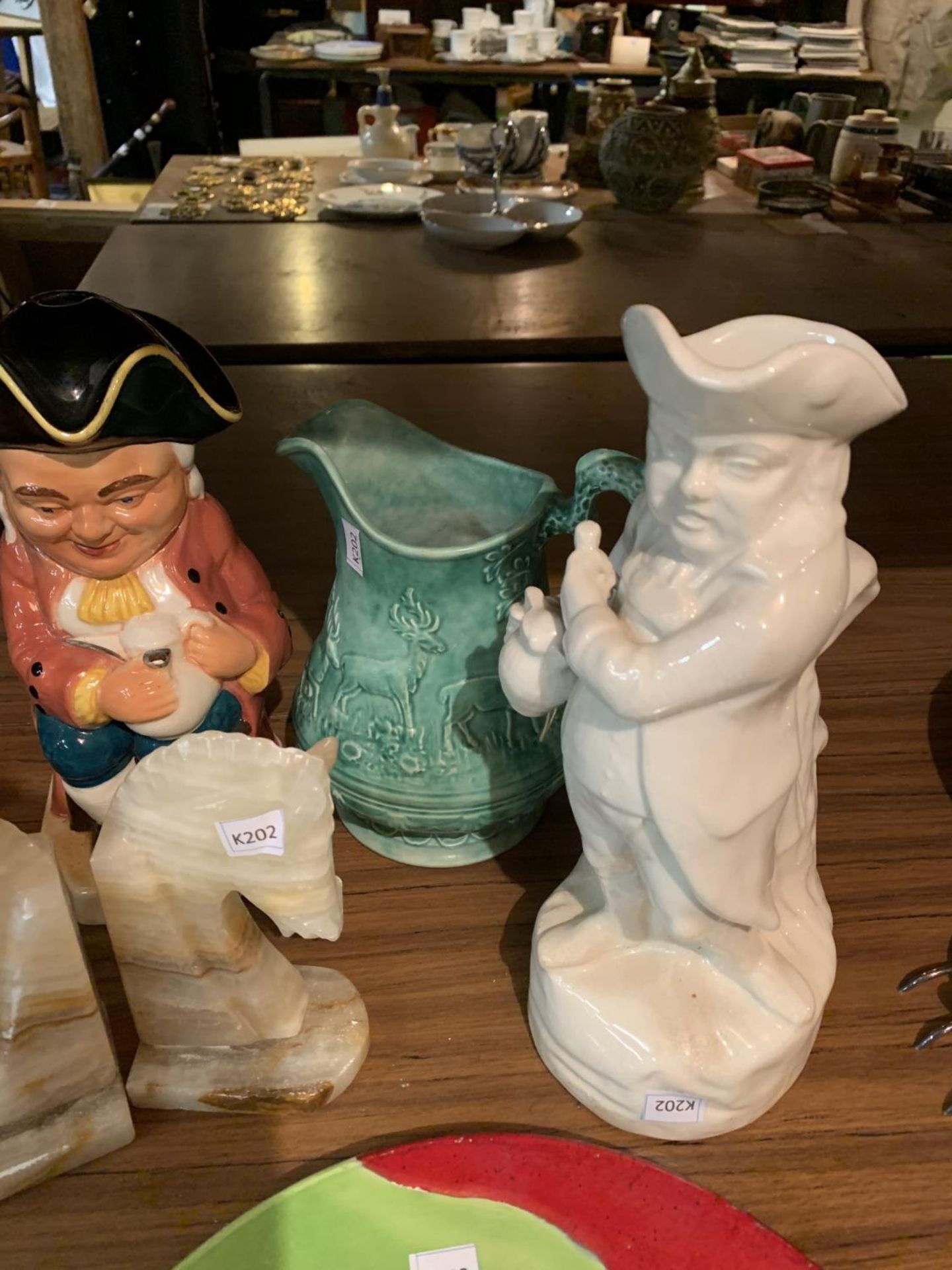 A COLLECTION OF CERAMICS TO INCLUDE PLAQUES AND VASES ALONG WITH A PAIR OF MARBLE BOOKENDS - Image 4 of 4