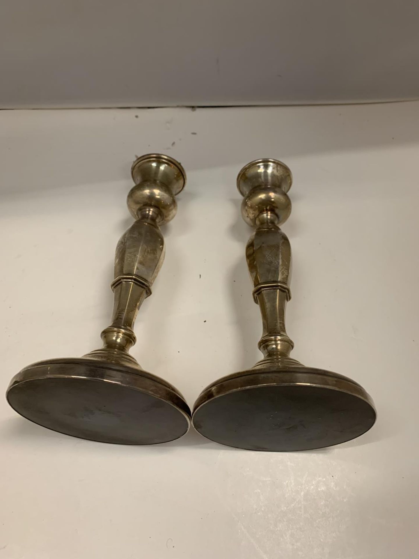 A PAIR OF HALLMARKED BIRMINGHAM SILVER WEIGHTED CANDLESTICKS 18CM TALL - Image 3 of 5