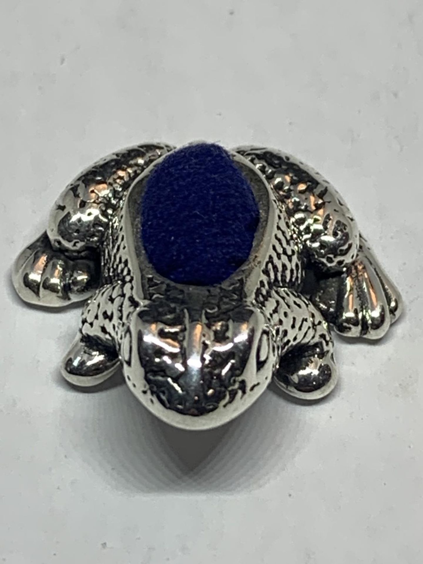 A MARKED SILVER FROG PIN CUSHION - Image 4 of 4