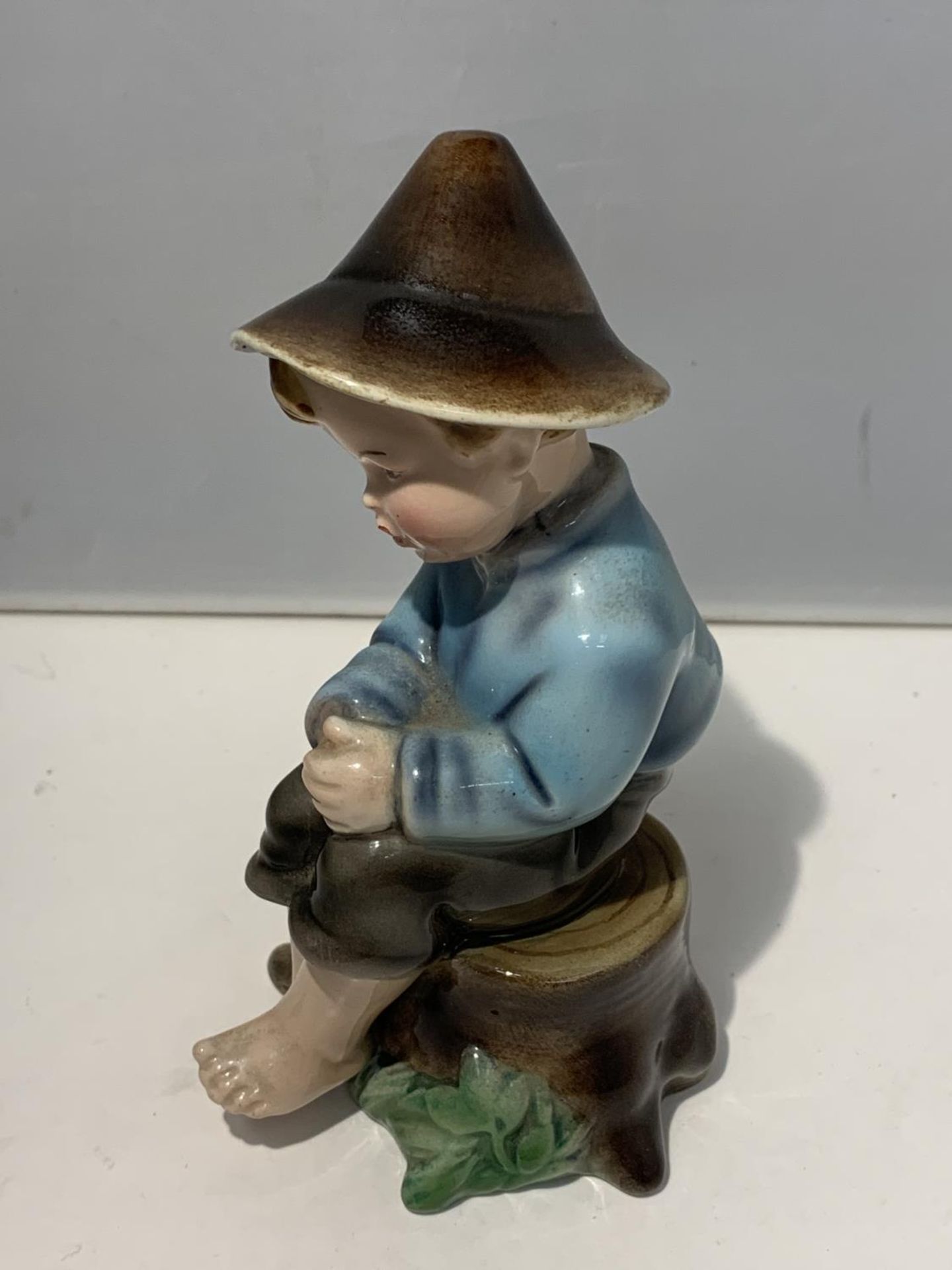 A ROYAL BELVEDERE FIGURINE OF AN AUSTRIAN BOY - Image 3 of 4