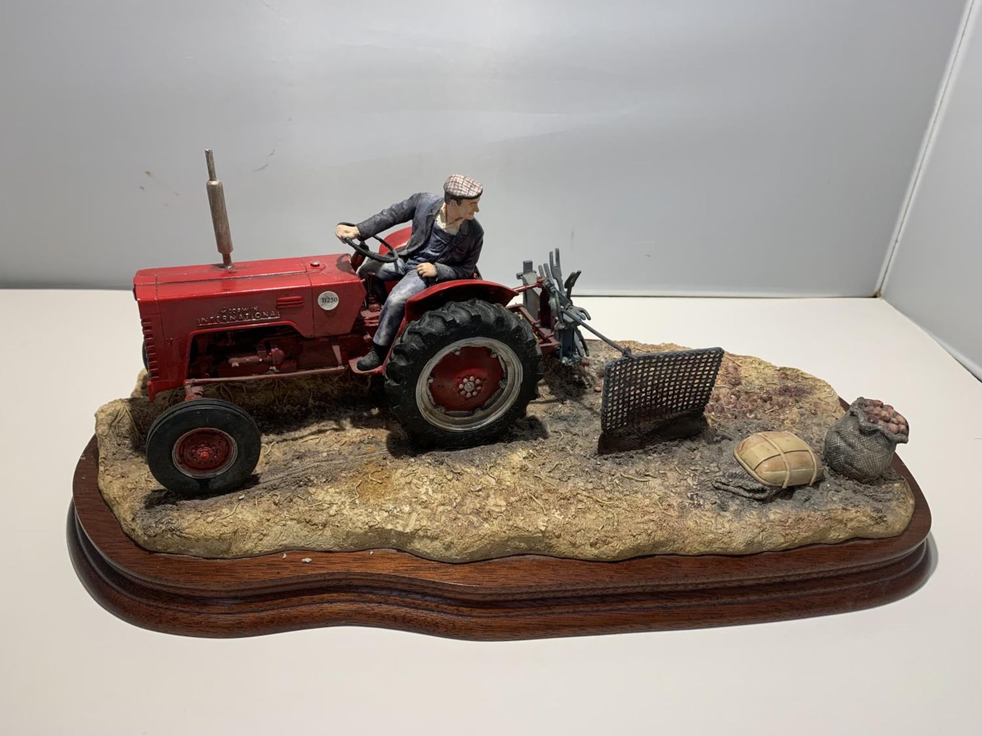 A LARGE LIMITED EDITION BORDER FINE ART FIGURINE LIFTING THE PINKS (INTERNATIONAL B250 TRACTOR) - Image 2 of 6