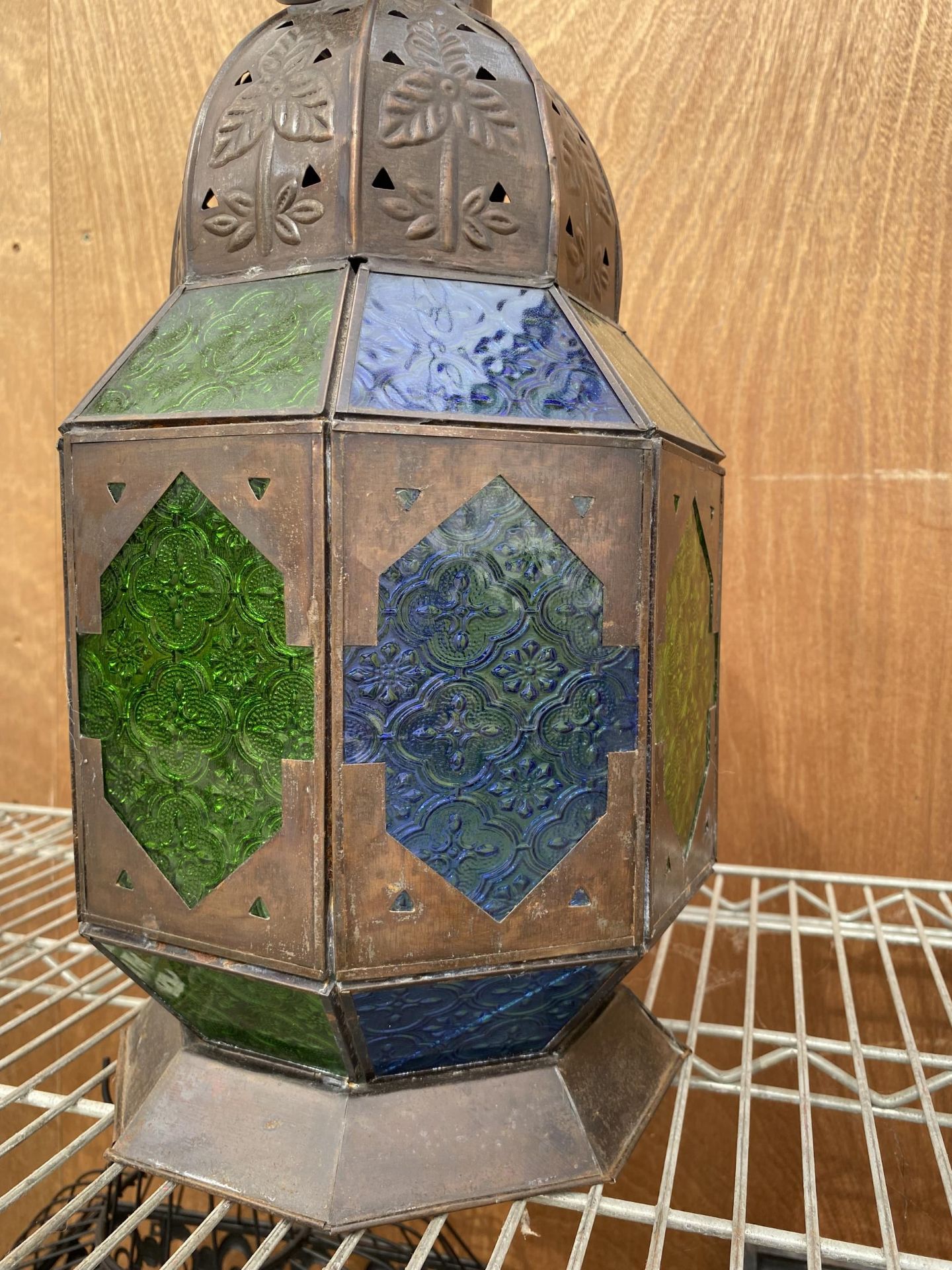 A DECORATIVE MOROCAN STYLE CANDLE LANTERN - Image 4 of 4