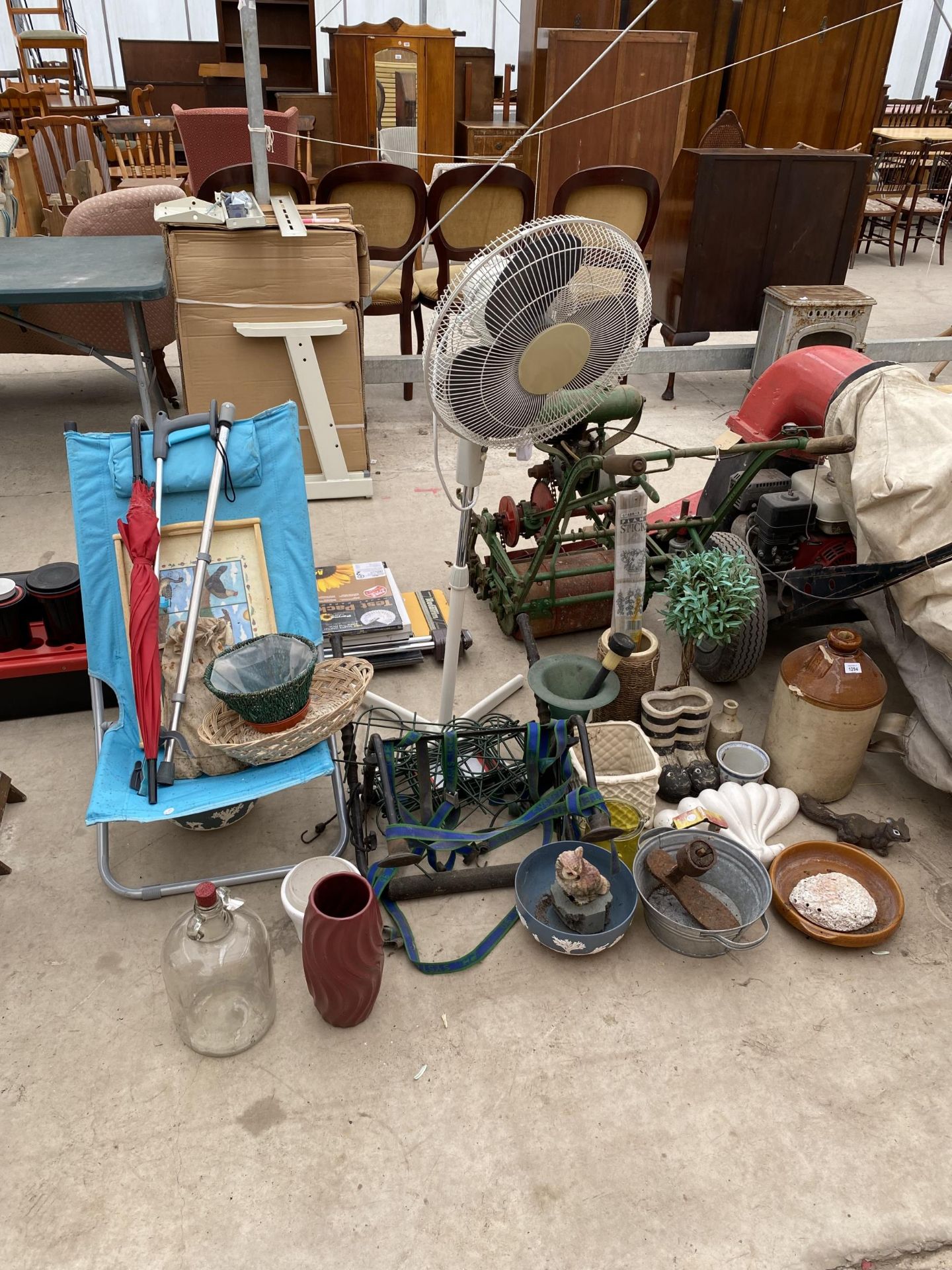 AN ASSORTMENT OF ITEMS TO INCLUDE A FLOOR FAN, DEMI JOHN AND PLANTERS ETC