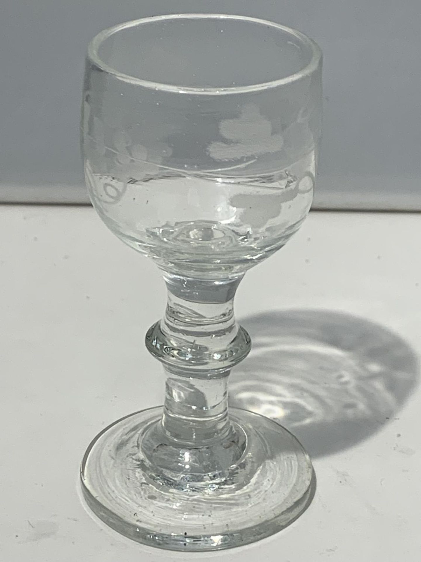 A 19TH CENTURY LIQUER GLASS WITH LATER ETCHING AND PONTIL MARK - Image 2 of 4