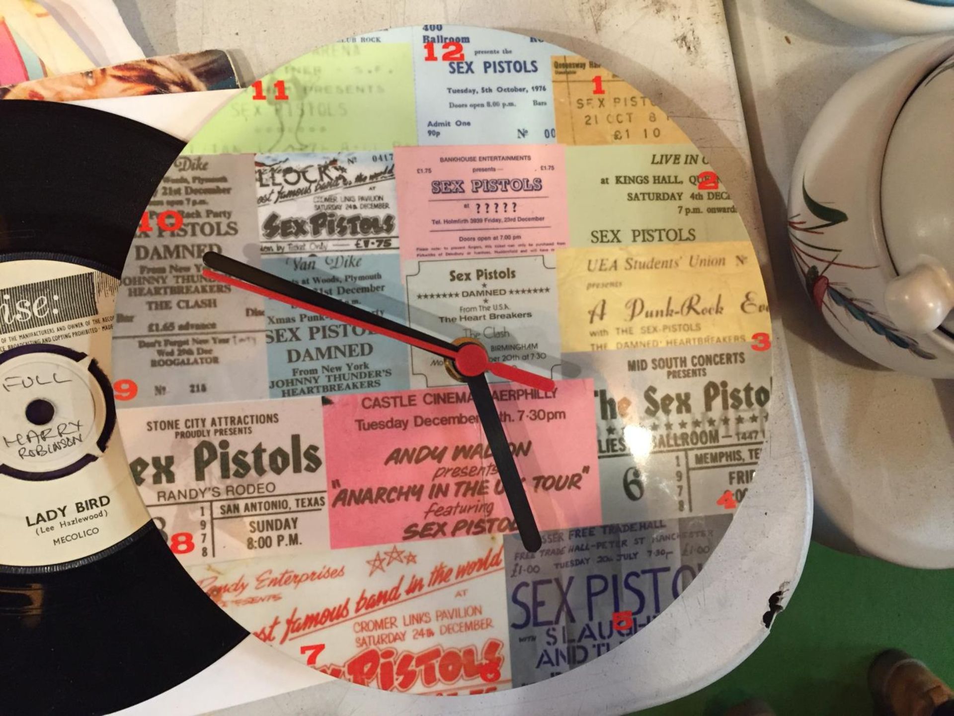 A VINTAGE COLLECTION OF VARIOUS SINGLES AND AN ADVERTISING SEX PISTOLS WALL CLOCK - Image 2 of 6