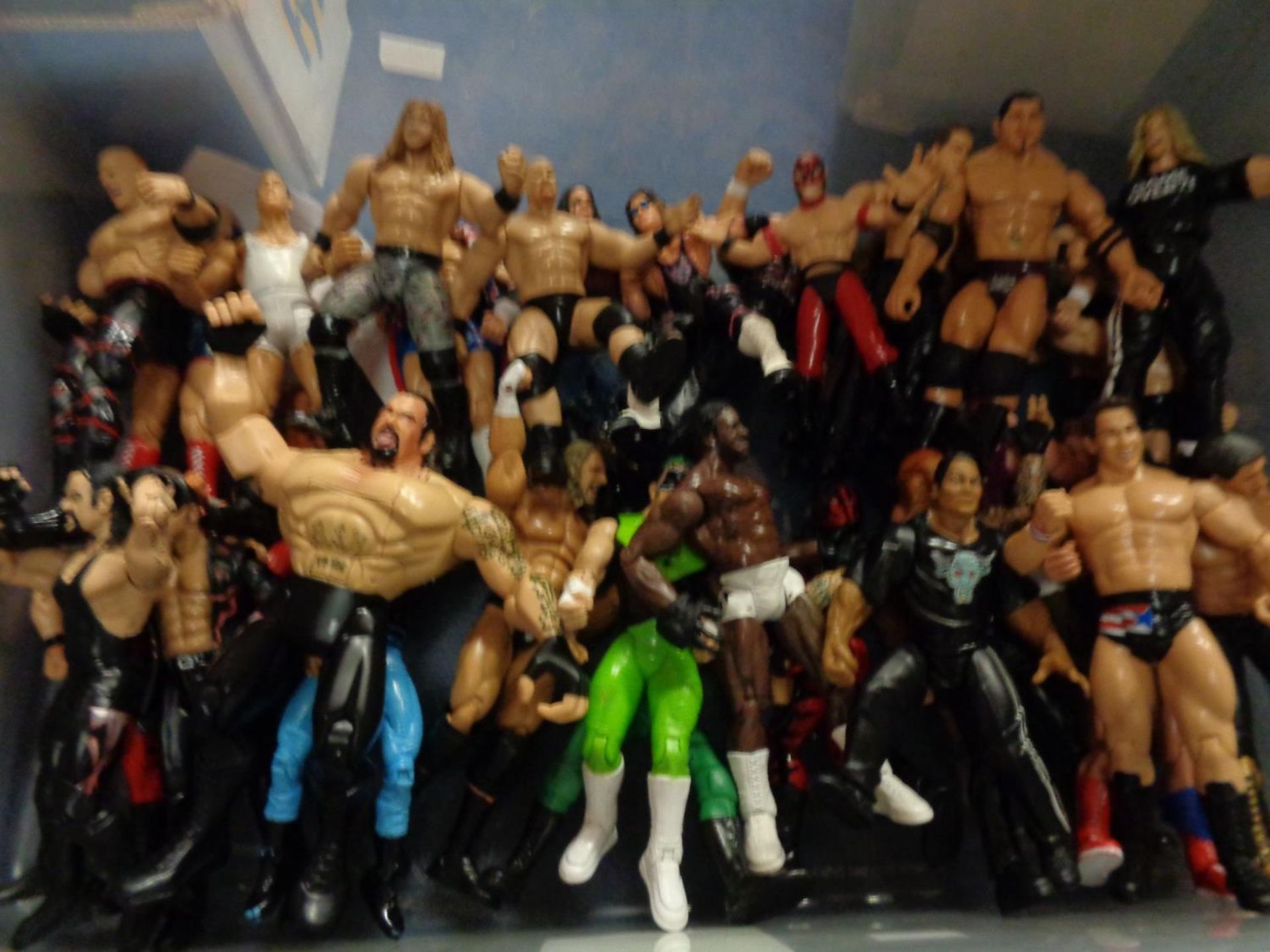 A WWF WRESTLING RING AND A LARGE AMOUNT OF WWF FIGURINES - Image 2 of 4