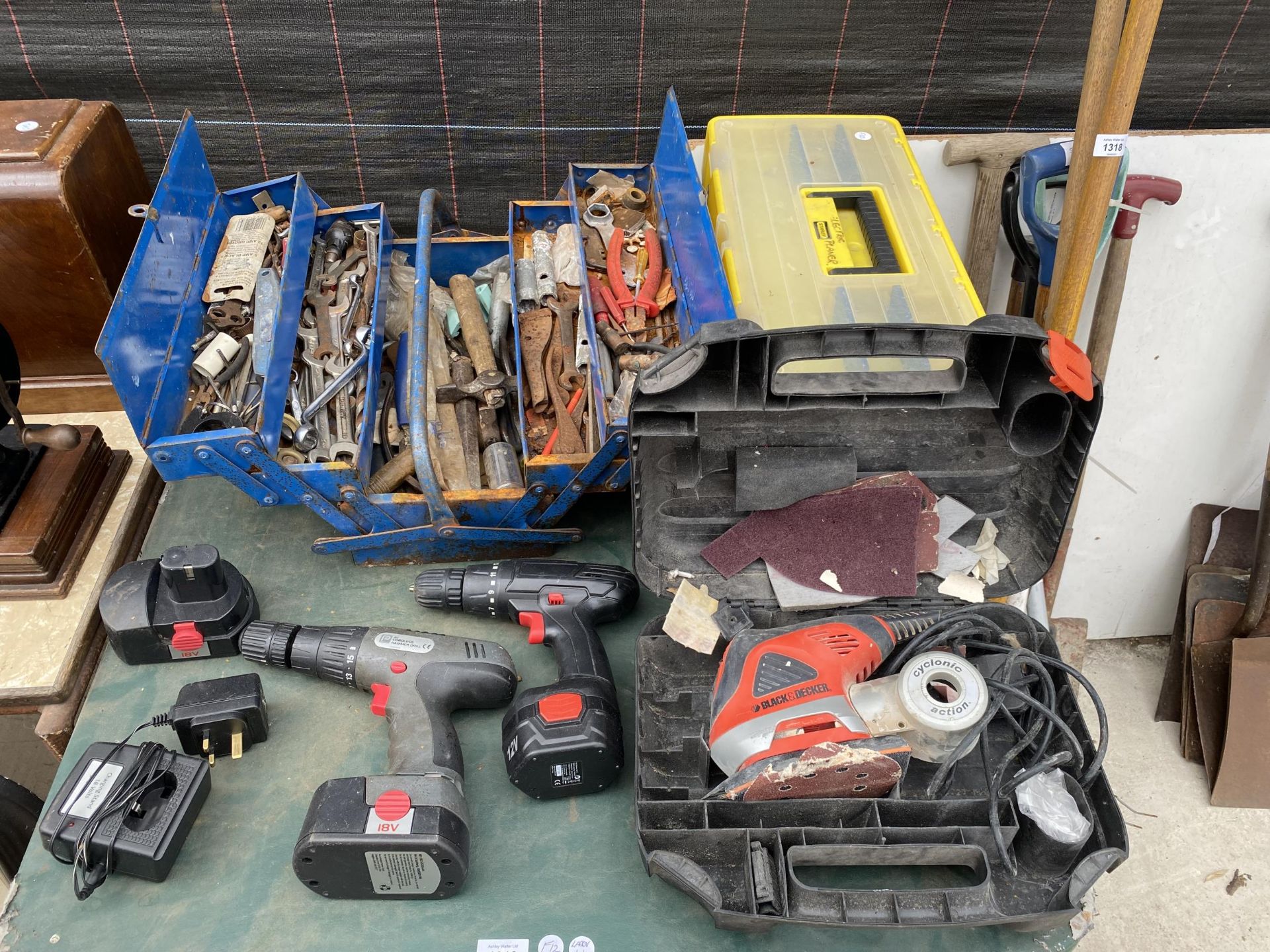 AN ASSORTMENT OF TOOLS TO INCLUDE A BLACK AND DECKER SANDER, TWO BATTERY DRILLS AND FURTHER HAND
