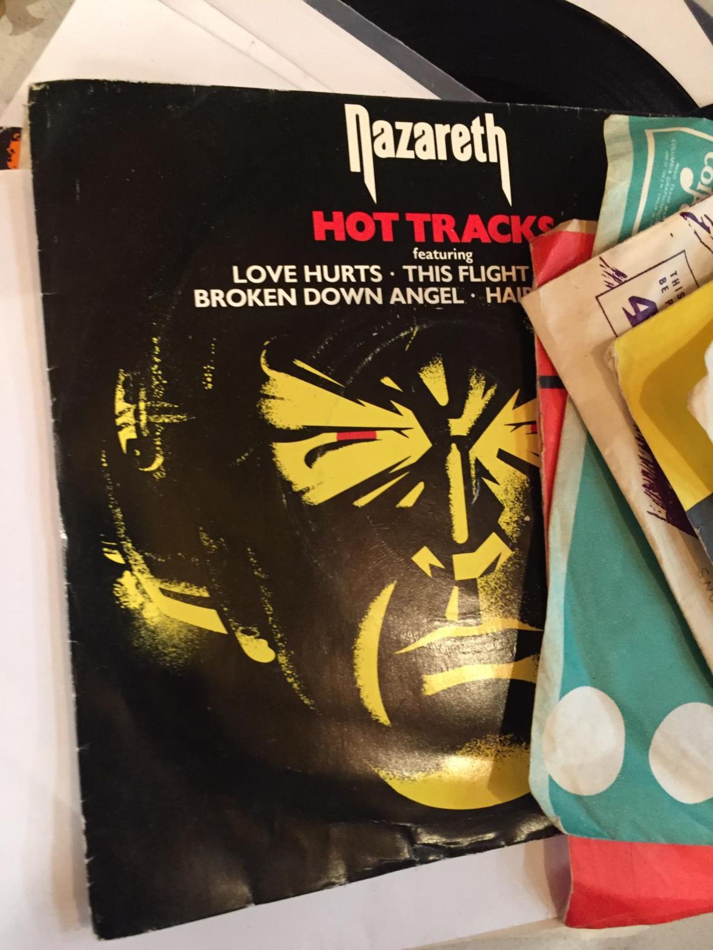 A VINTAGE COLLECTION OF VARIOUS SINGLES AND AN ADVERTISING SEX PISTOLS WALL CLOCK - Image 4 of 6