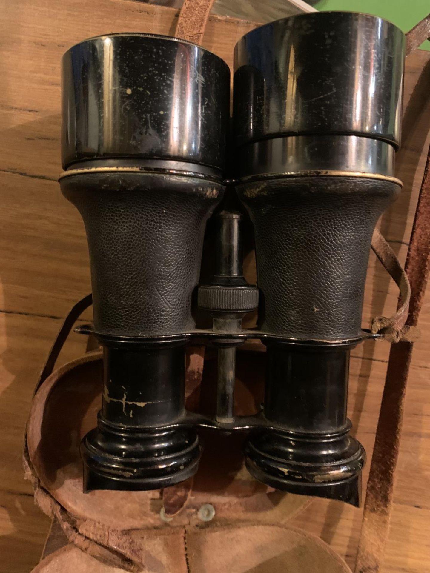 A PAIR OF EARLY 20TH CENTURY PILOTE BINOCULARS BY IRIS DE PARIS WITH LEATHER CASE - Image 3 of 5