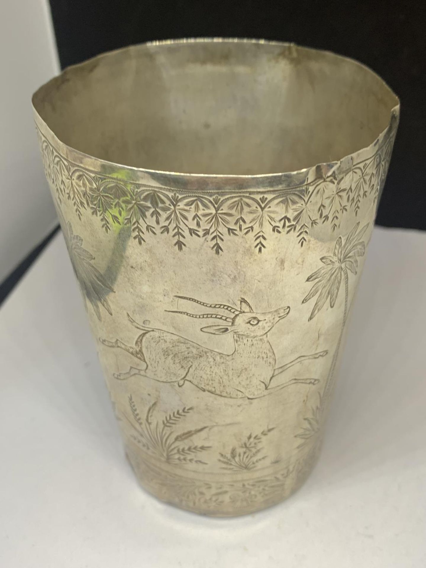 AN INDIAN, TESTED SILVER BEAKER WITH ENGRAVINGS DEPICTING A TIGER HUNTING MUNTJAC DEER, HEIGHT 10. - Image 3 of 7