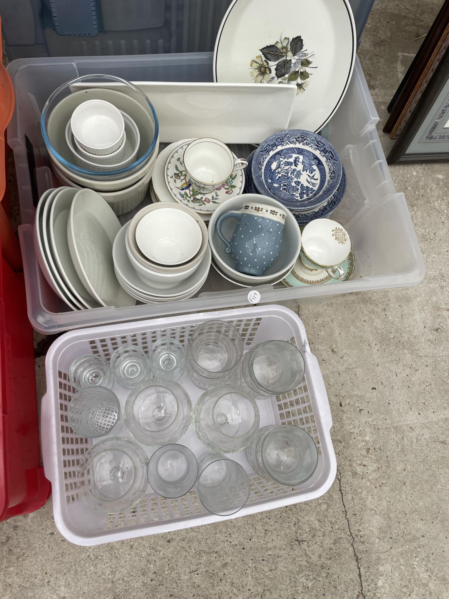 AN ASSORTMENT OF GLASS WARE TO INCLUDE CAKE STAND, FLUTES AND BOWLS ETC - Image 3 of 3