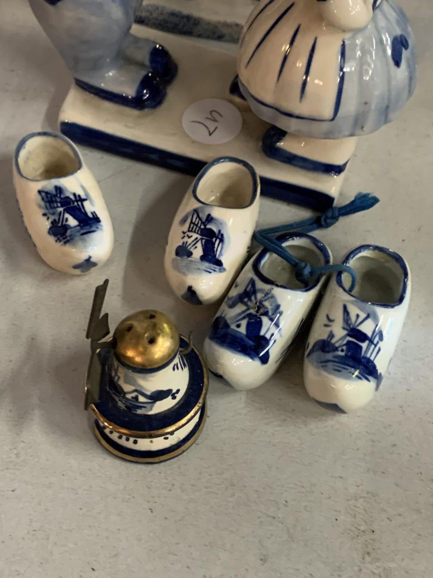 A COLLECTION OF DELFT WARE TO INLCUDE FIGURINES, CLOGS AND A WINDMILL - Image 3 of 3