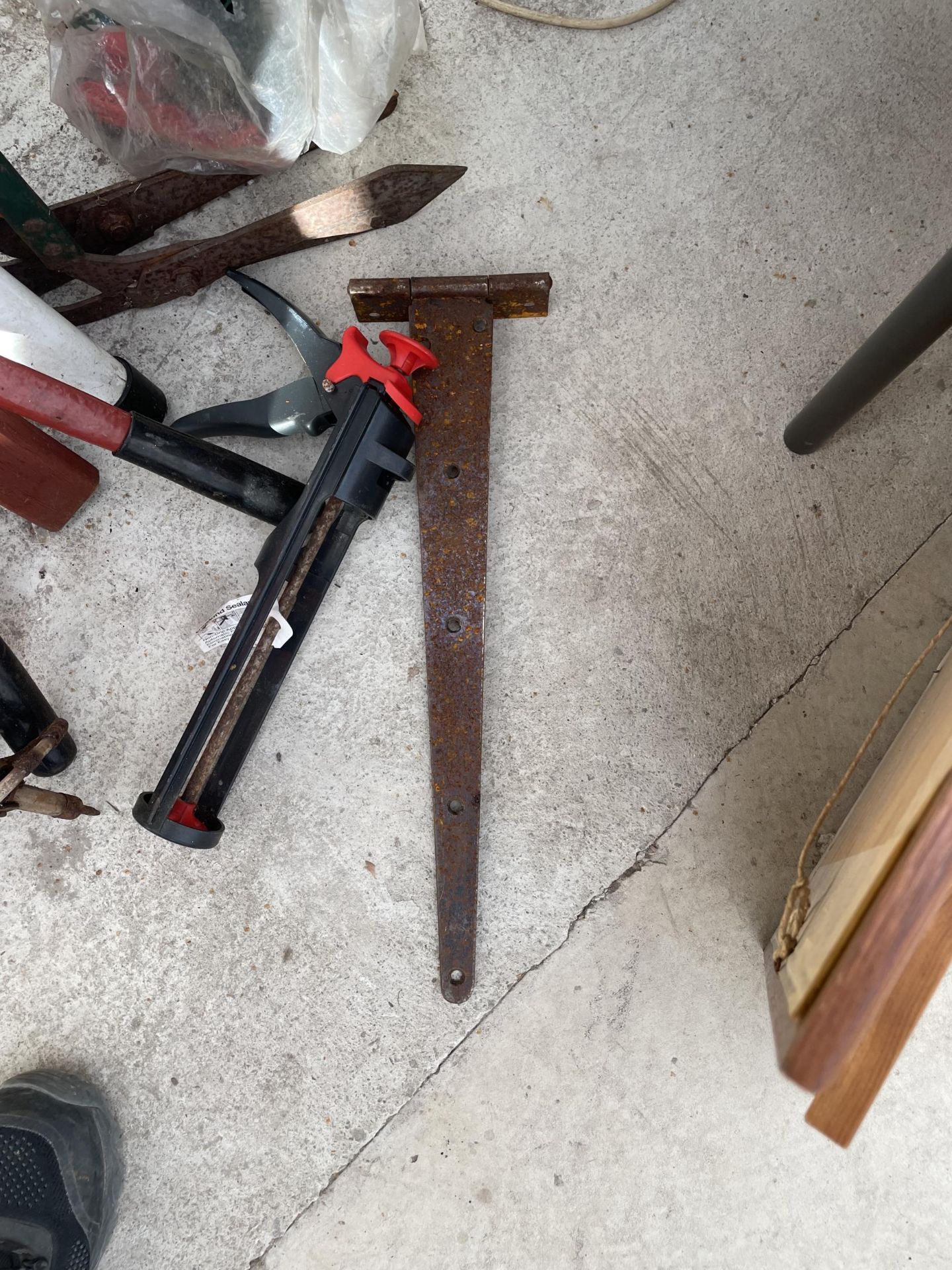 AN ASSORTMENT OF GARDEN TOOLS TO INCLUDE SHEARS, HINGES AND A FISHING ROD ETC - Image 3 of 3