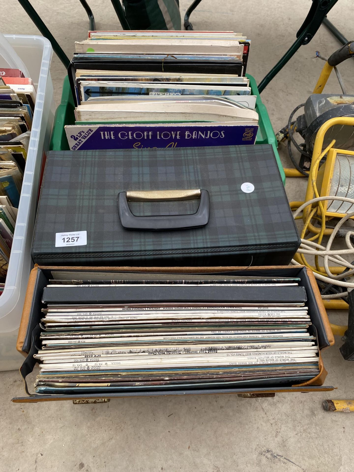 A LARGE QUANTITY OF VINTAGE LP RECORDS - Image 4 of 4