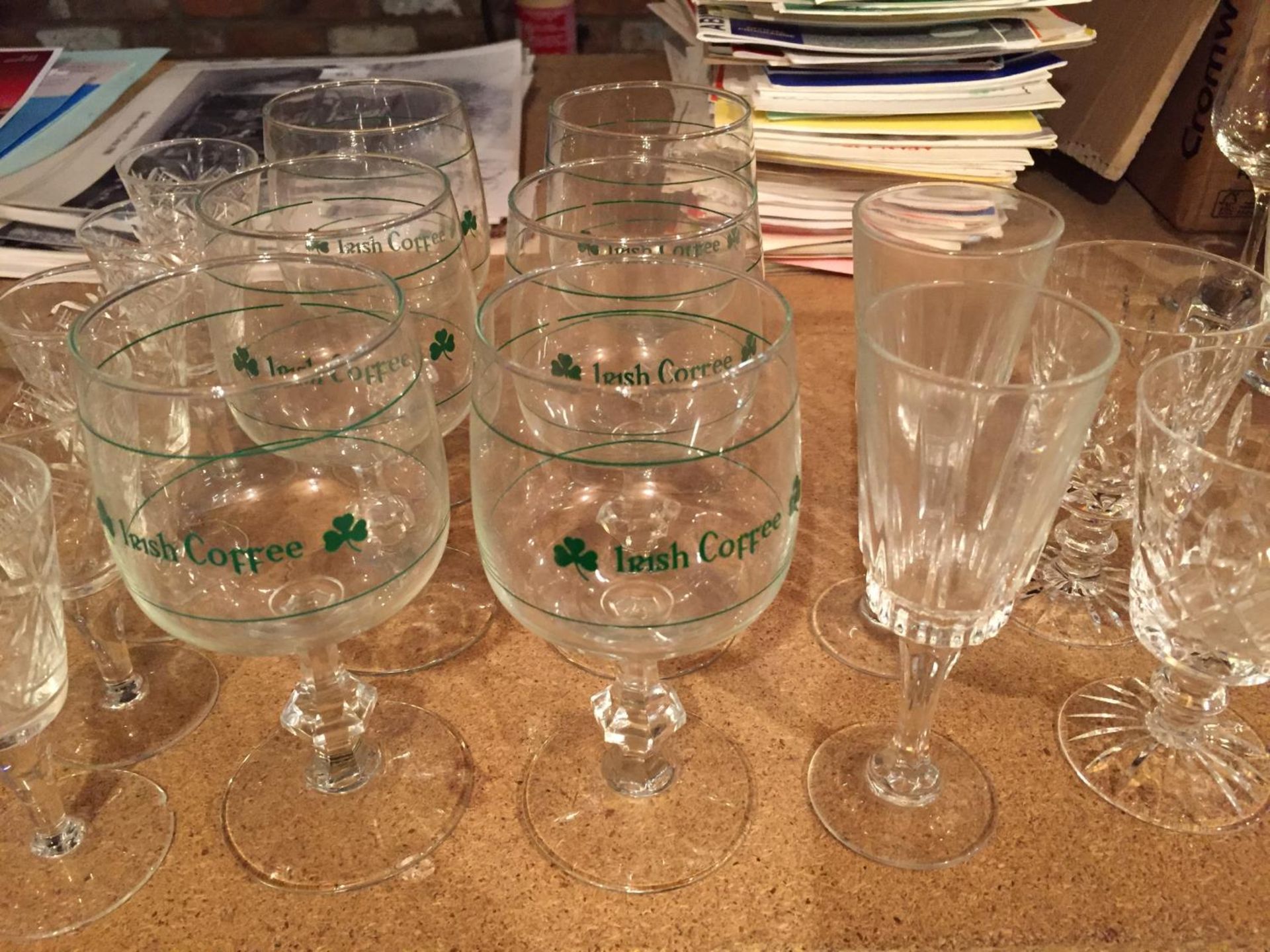 A LARGE COLLECTION OF VARIOUS GLASSES TO INCLUDE WINE, LIQUOR, IRISH COFFEE ETC - Image 4 of 5