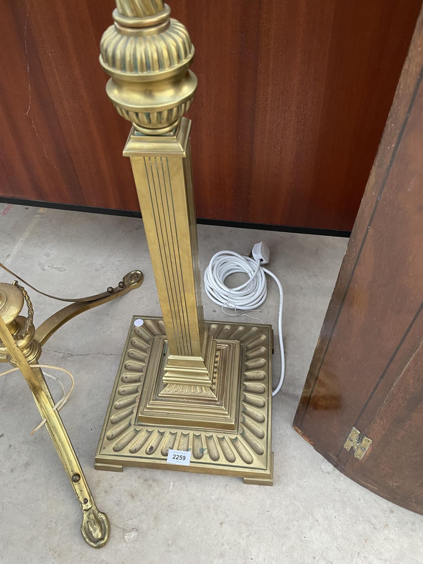 AN IMPRESSIVE BRASS STANDARD LAMP ON SQUARE PLATFORM BASE, WITH PARTIALLY KNURLED COLUMN, COMPLETE - Image 3 of 3