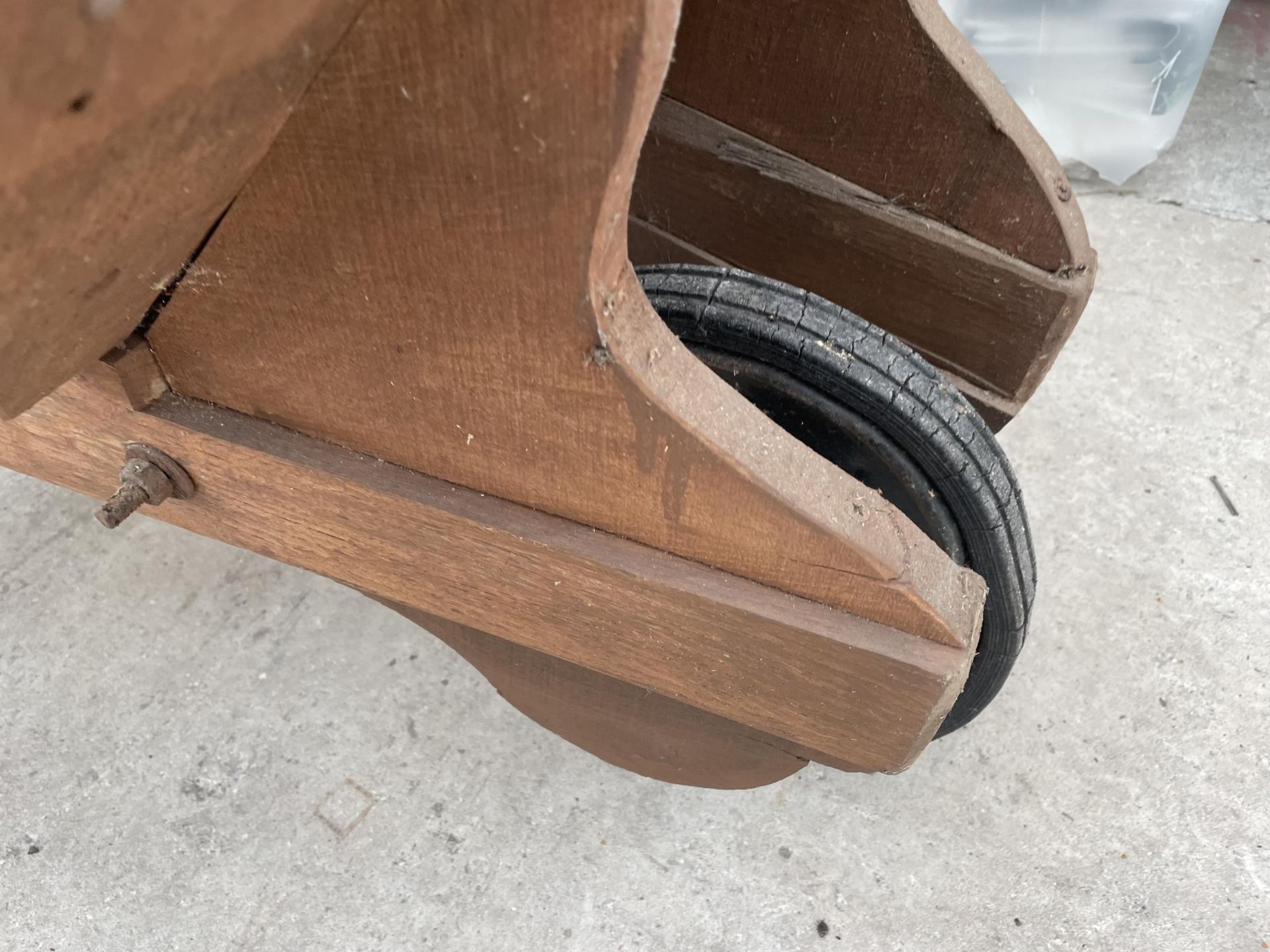 A WOODEN WHEEL BARROW PLANTER CREATED FROM YEW WOOD - Image 3 of 4