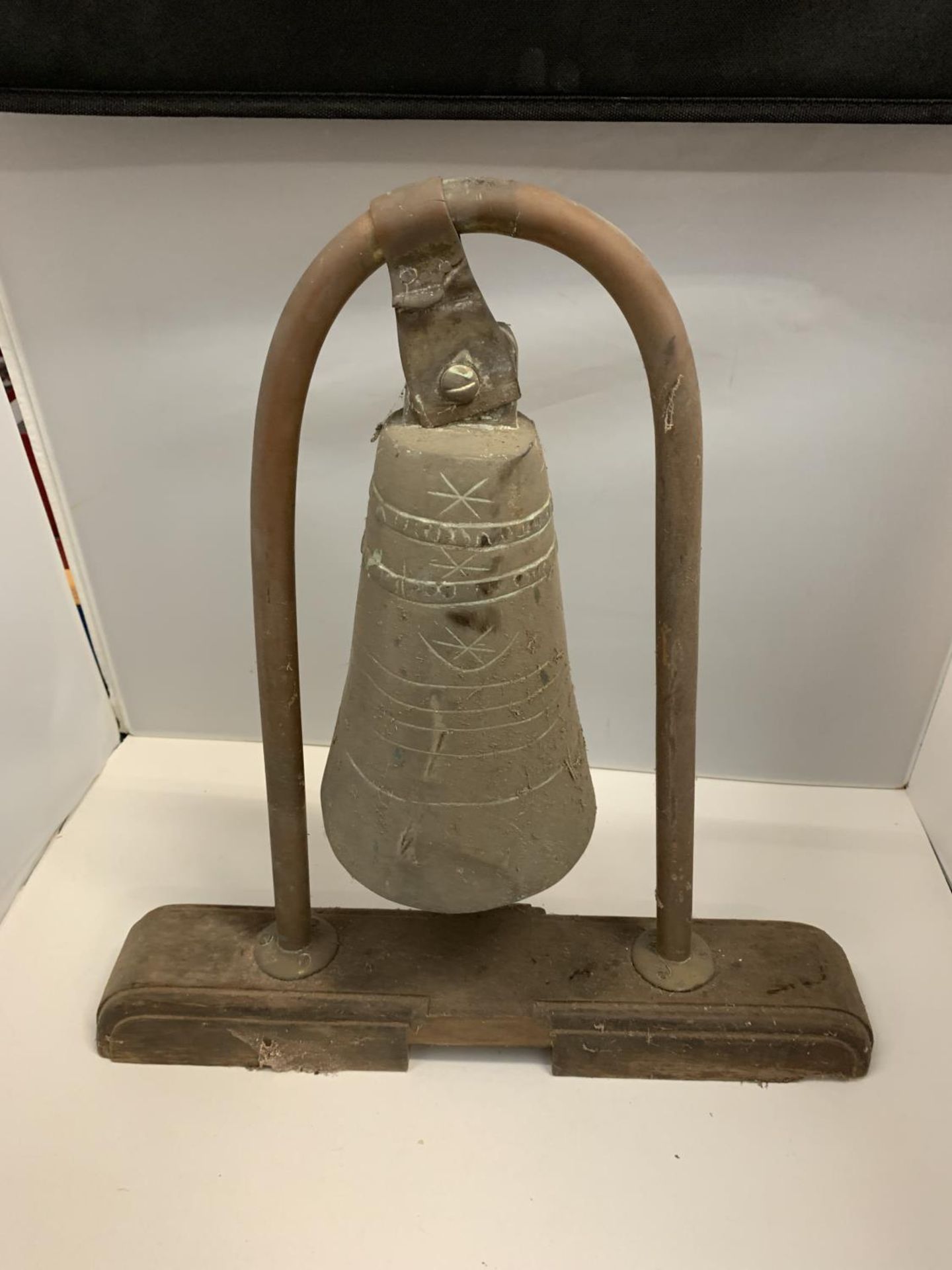 A VINTAGE UNUSUAL BRASS BELL ON A WOODEN PLINTH POSSIBLY FROM A SHIP H:45CM - Image 3 of 3