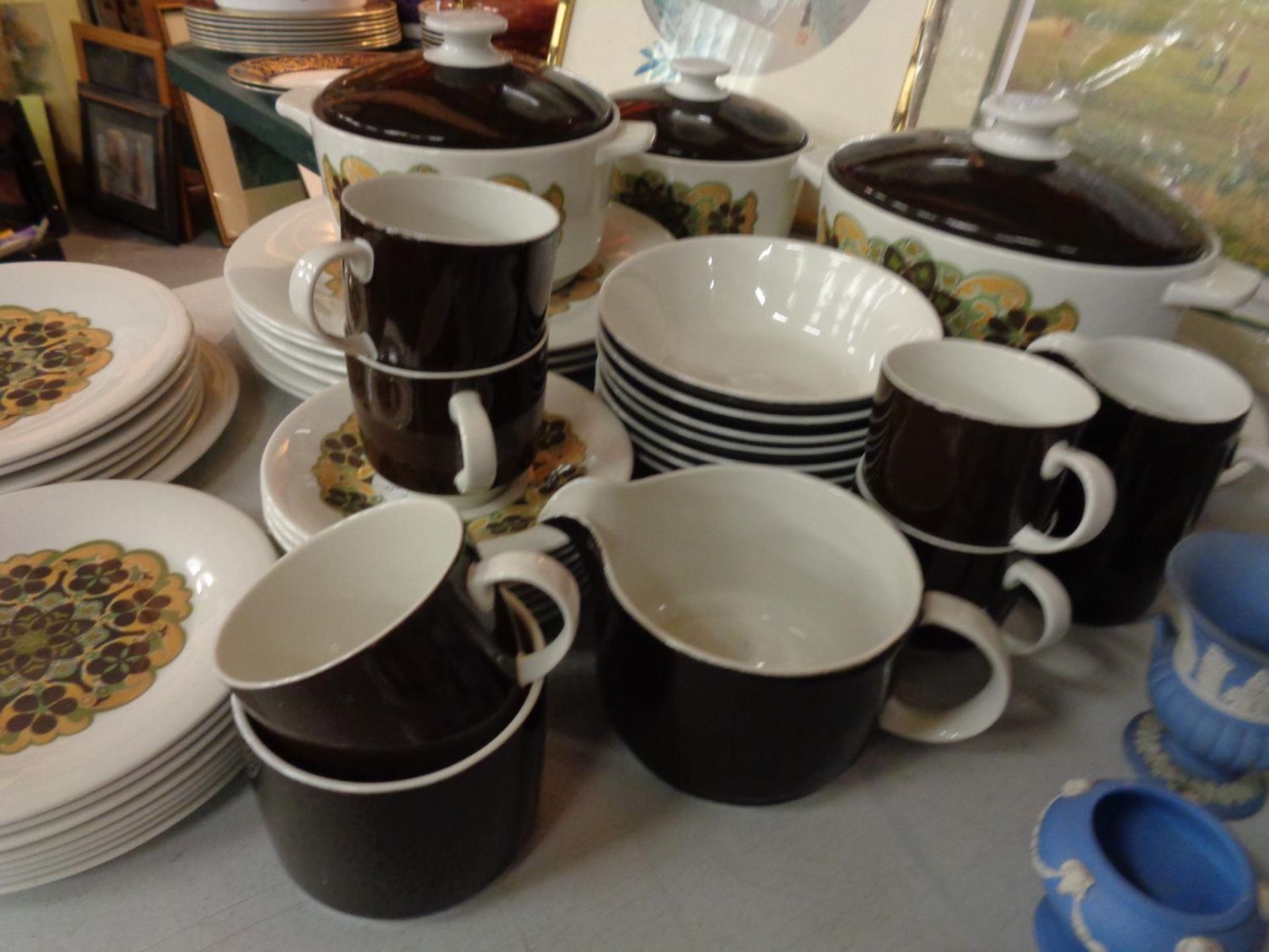 A LARGE COLLECTION OF ROYAL DOULTON SEGOVIA DINNERWARE TO INCLUDE COOKING POTS, PLATES AND MUGS - Image 5 of 5