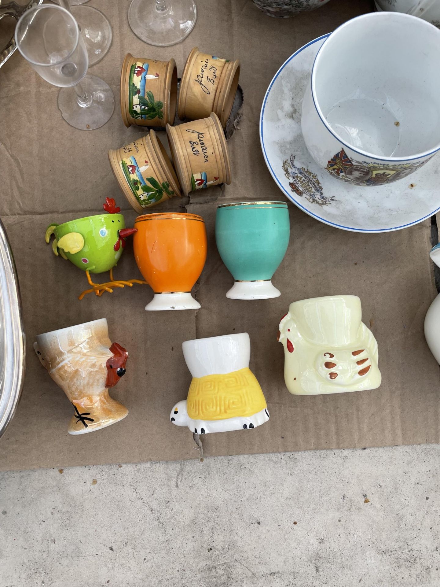 A LARGE ASSORTMENT OF ITEMS TO INCLUDE AN EPNS DISH AND TEAPOT, ORIENTAL CERAMIC ITEMS AND VARIOUS - Image 6 of 7