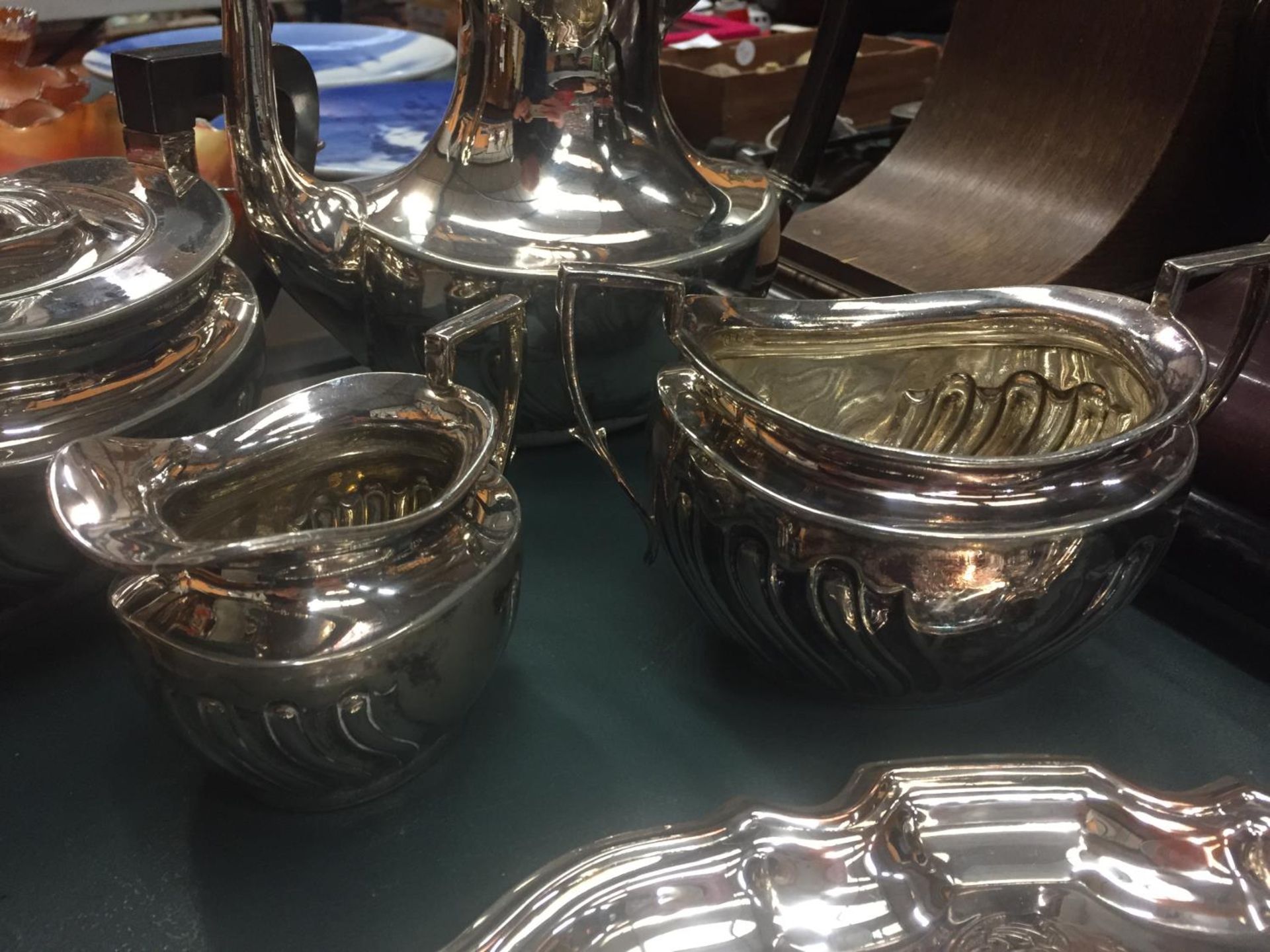 A BRITANNIA METAL PLATED TEA AND COFFEE POT SET WITH MILK JUG, SUGAR BOWL AND TRAY - Image 3 of 4