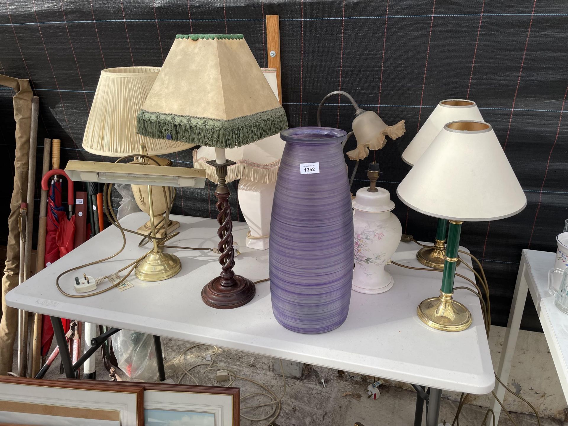 AN ASSORTMENT OF TABLE LAMPS AND A GLASS VASE