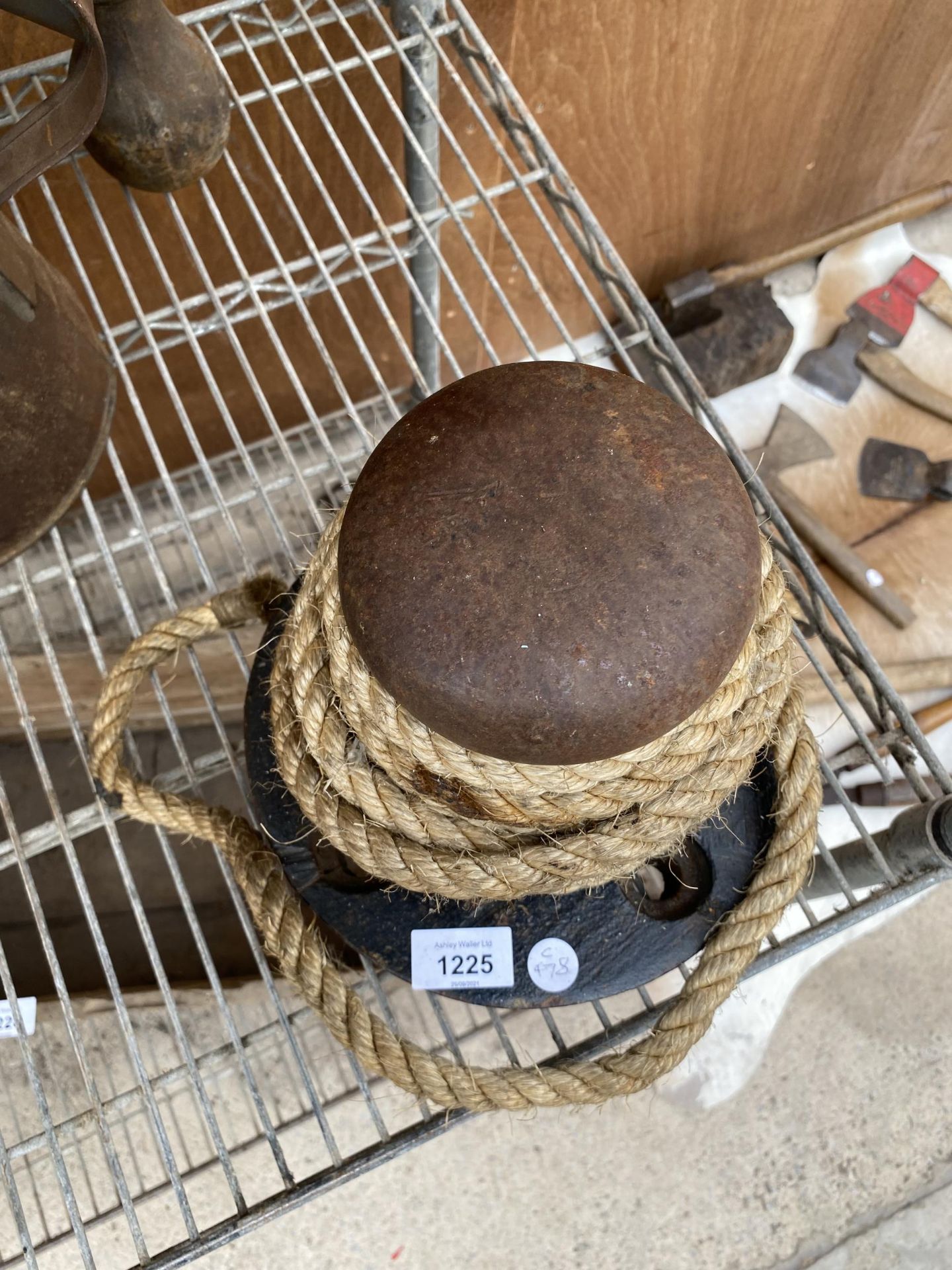 A VINTAGE BOAT CAPSTAN WITH ROPE - Image 3 of 4