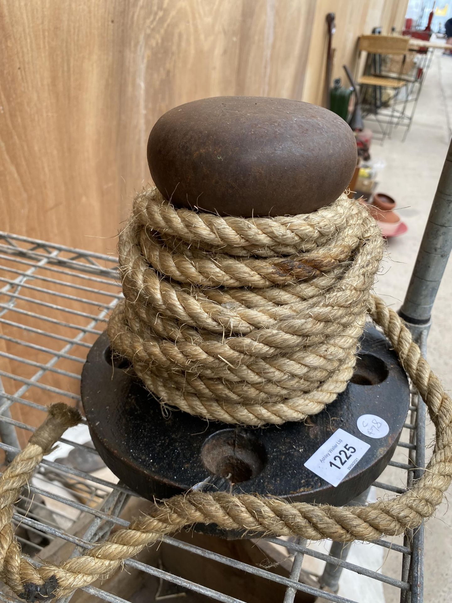A VINTAGE BOAT CAPSTAN WITH ROPE - Image 4 of 4