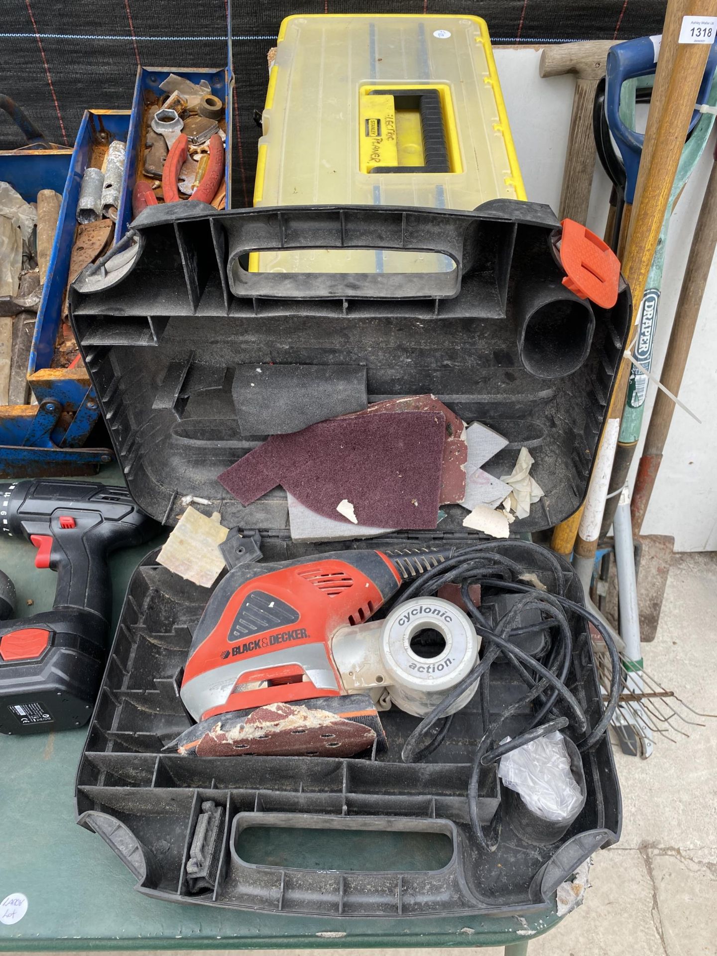 AN ASSORTMENT OF TOOLS TO INCLUDE A BLACK AND DECKER SANDER, TWO BATTERY DRILLS AND FURTHER HAND - Image 4 of 5