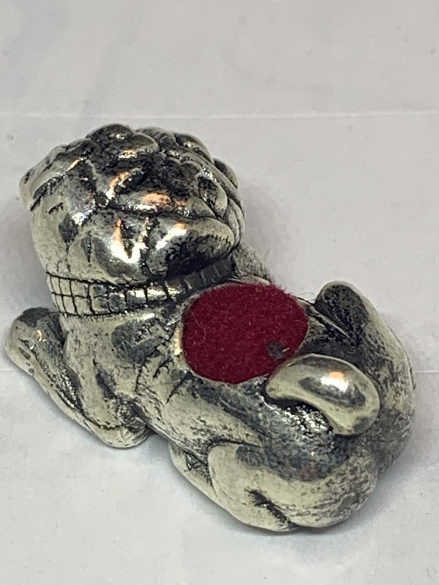 A SILVER BULL DOG PIN CUSHION - Image 3 of 4