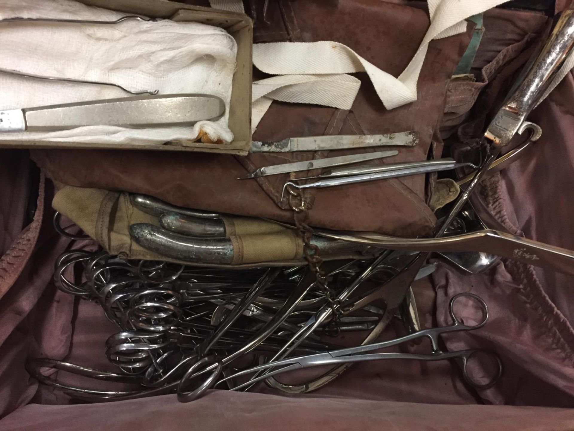 A VINTAGE MEDICAL CASE CONTAINING A LARGE QUANTITY OF OPERATING INSTRUMENTS ETC - Image 5 of 7