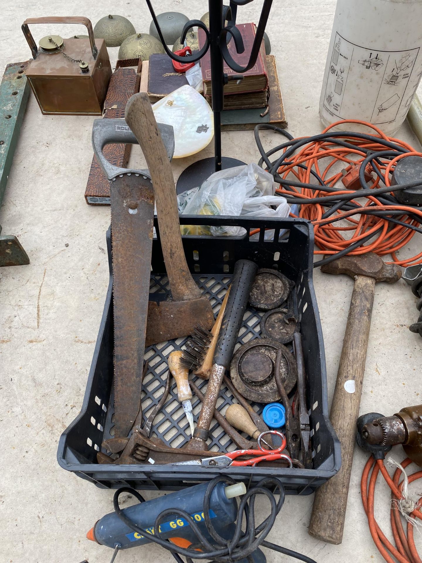 AN ASSORTMENT OF TOOLS TO INCLUDE SCALES, GARDEN SHEARS AND A DRILL ETC - Image 2 of 5