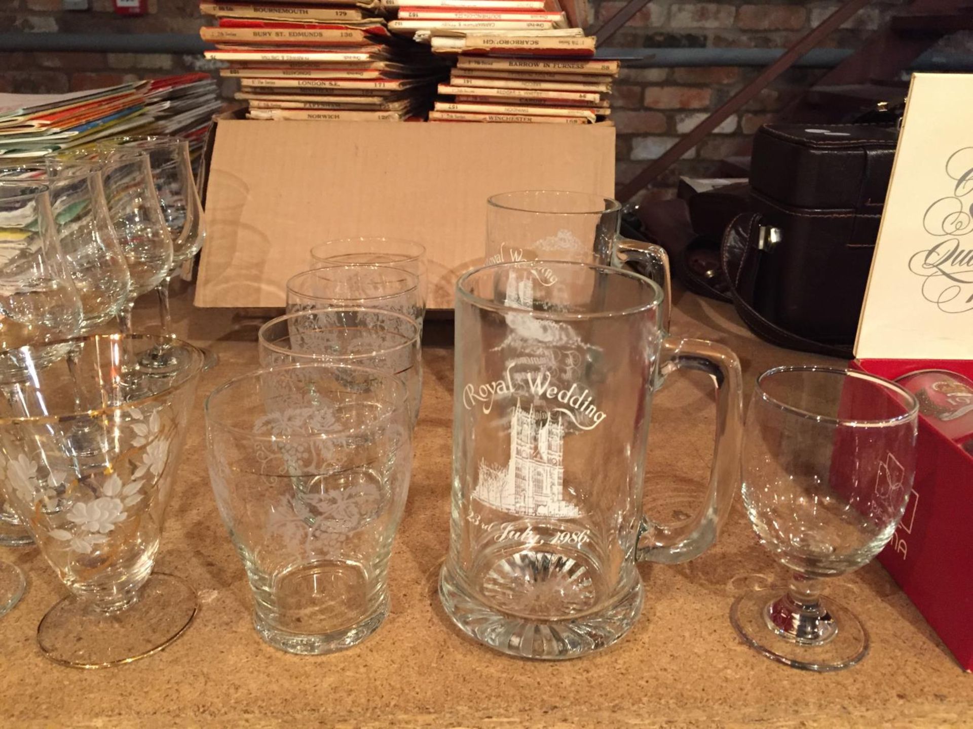 A LARGE COLLECTION OF VARIOUS GLASSES TO INCLUDE WINE, LIQUOR, IRISH COFFEE ETC - Image 2 of 5