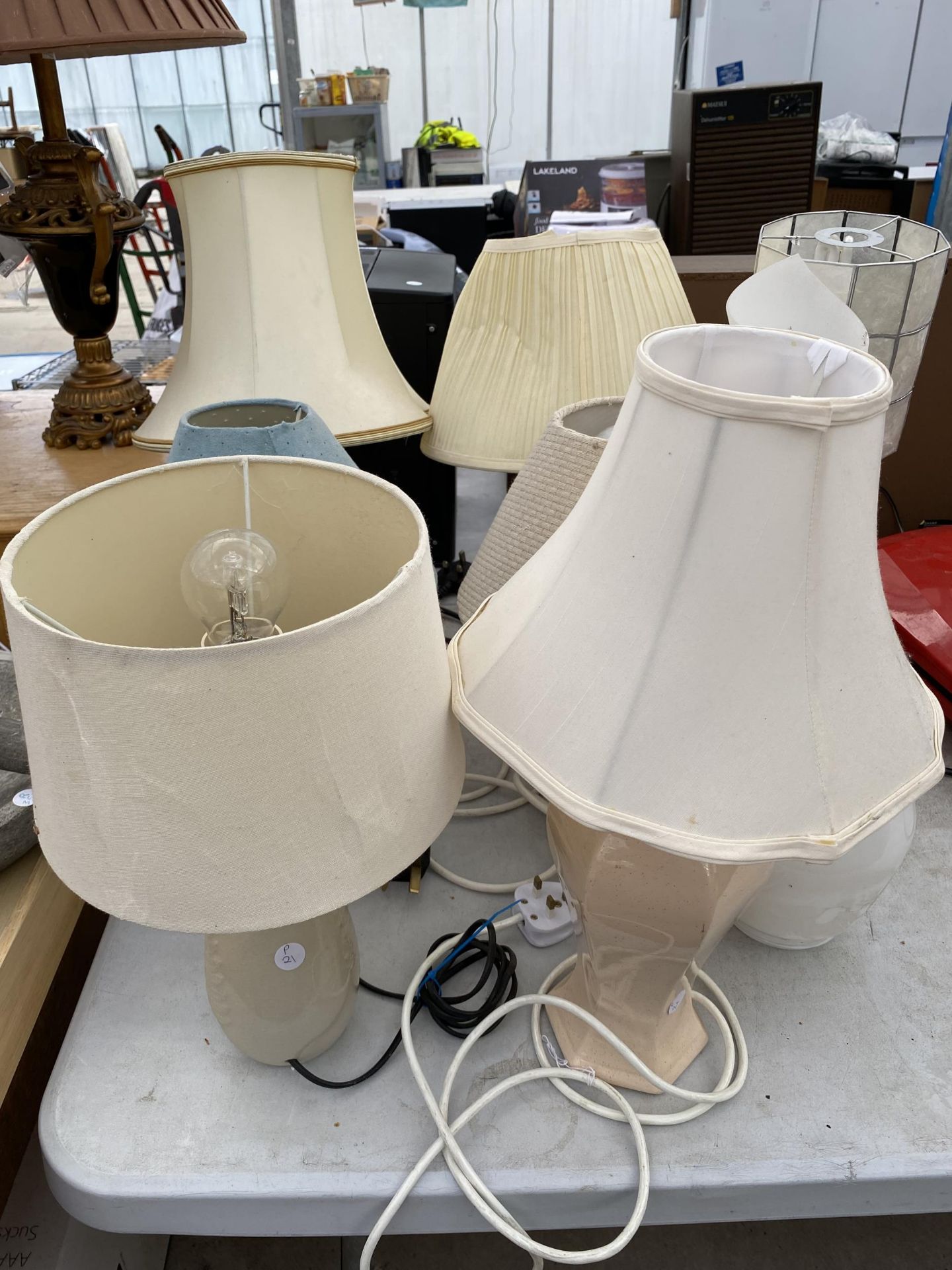 AN ASSORTMENT OF VARIOUS TASBLE LAMPS ETC