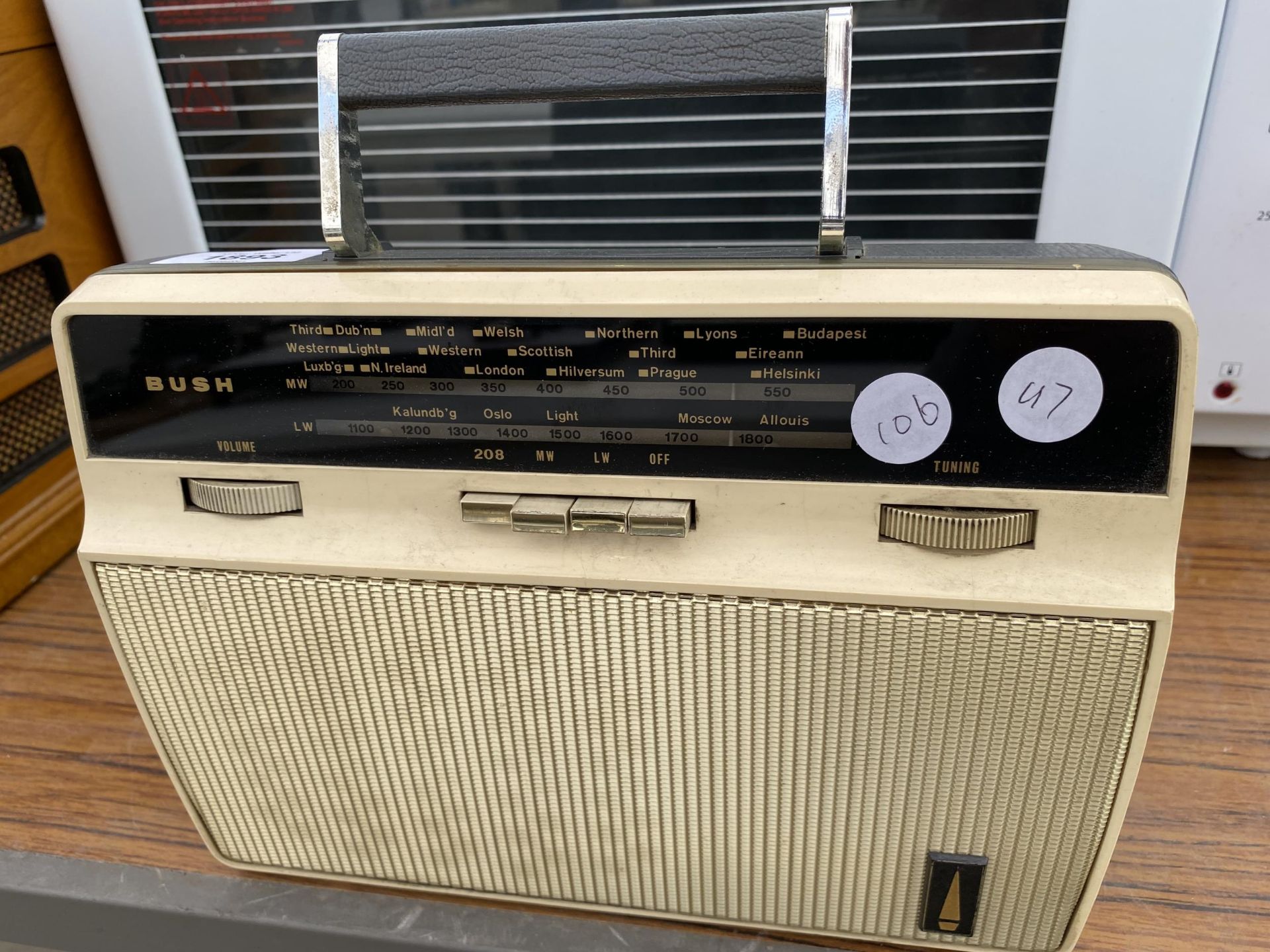 A VINTAGE BUSH RADIO - Image 2 of 2