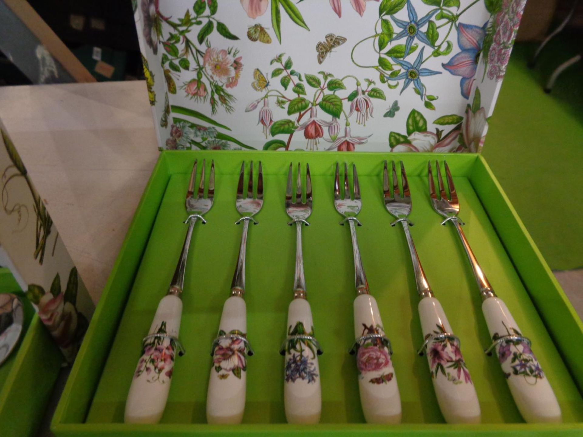 A NUMBER OF BOXES OF DECORATIVE FLATWARE TO INCLUDE ROYAL WORCESTER AND PORTMEIRION - Image 4 of 5