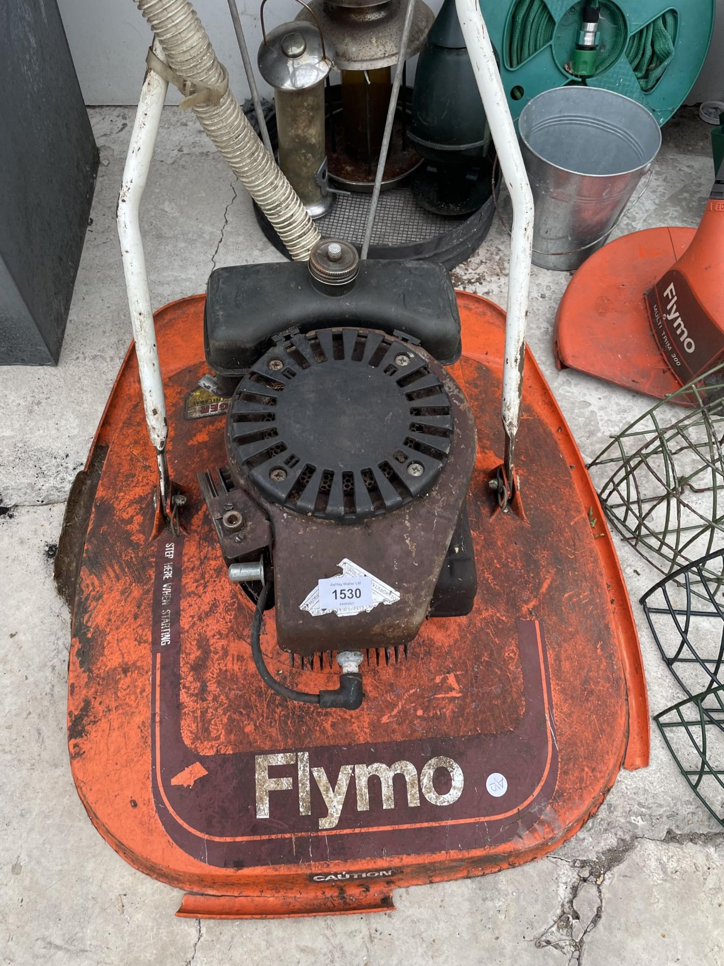 AN ASSORTMENT OF ITEMS TO INCLUDE A PETROL FLYMO MOWER, AN ELECTRIC FLYMO STRIMMER AND FOUR SMALL - Image 2 of 5