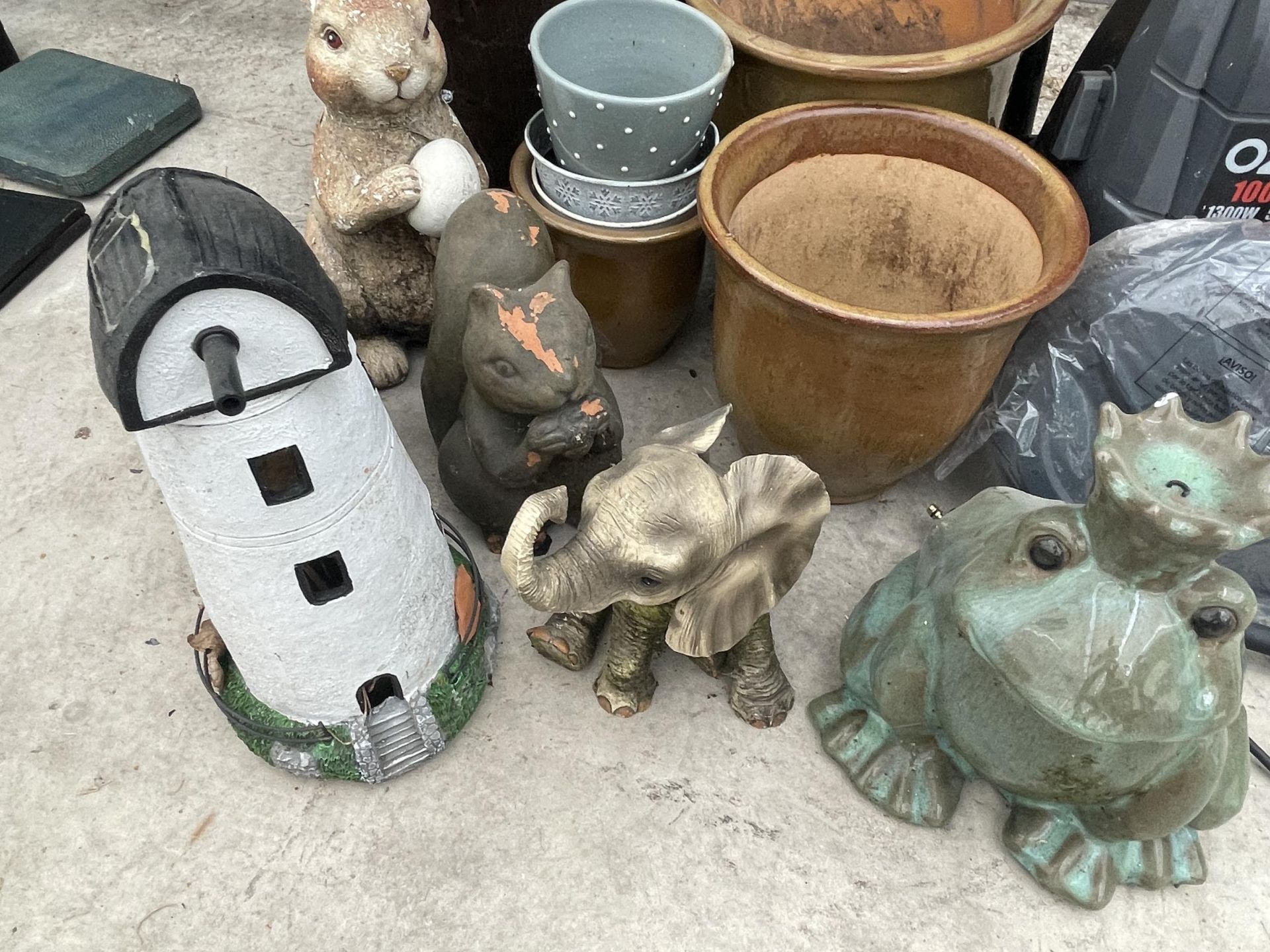 AN ASSORTMENT OF GARDEN ITEMS TO INCLUDE PLANTERS, ANIMAL FIGURES AND A PRESSURE WASHER ETC - Image 2 of 4