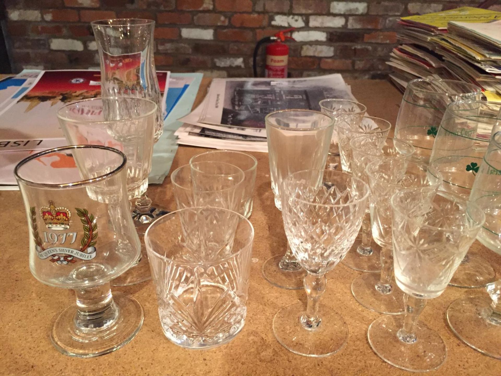 A LARGE COLLECTION OF VARIOUS GLASSES TO INCLUDE WINE, LIQUOR, IRISH COFFEE ETC - Image 5 of 5